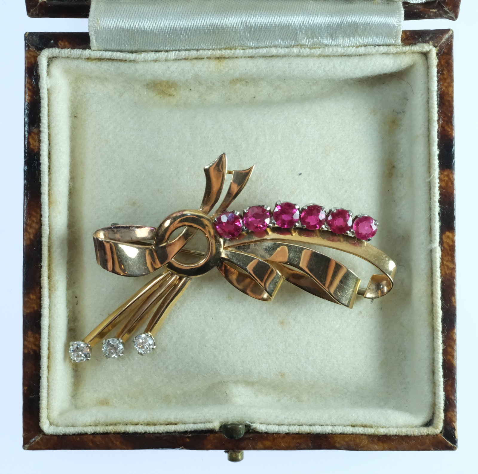 Elegant Bow Brooch with Rubies and Diamonds in 18ct Yellow Gold - 6