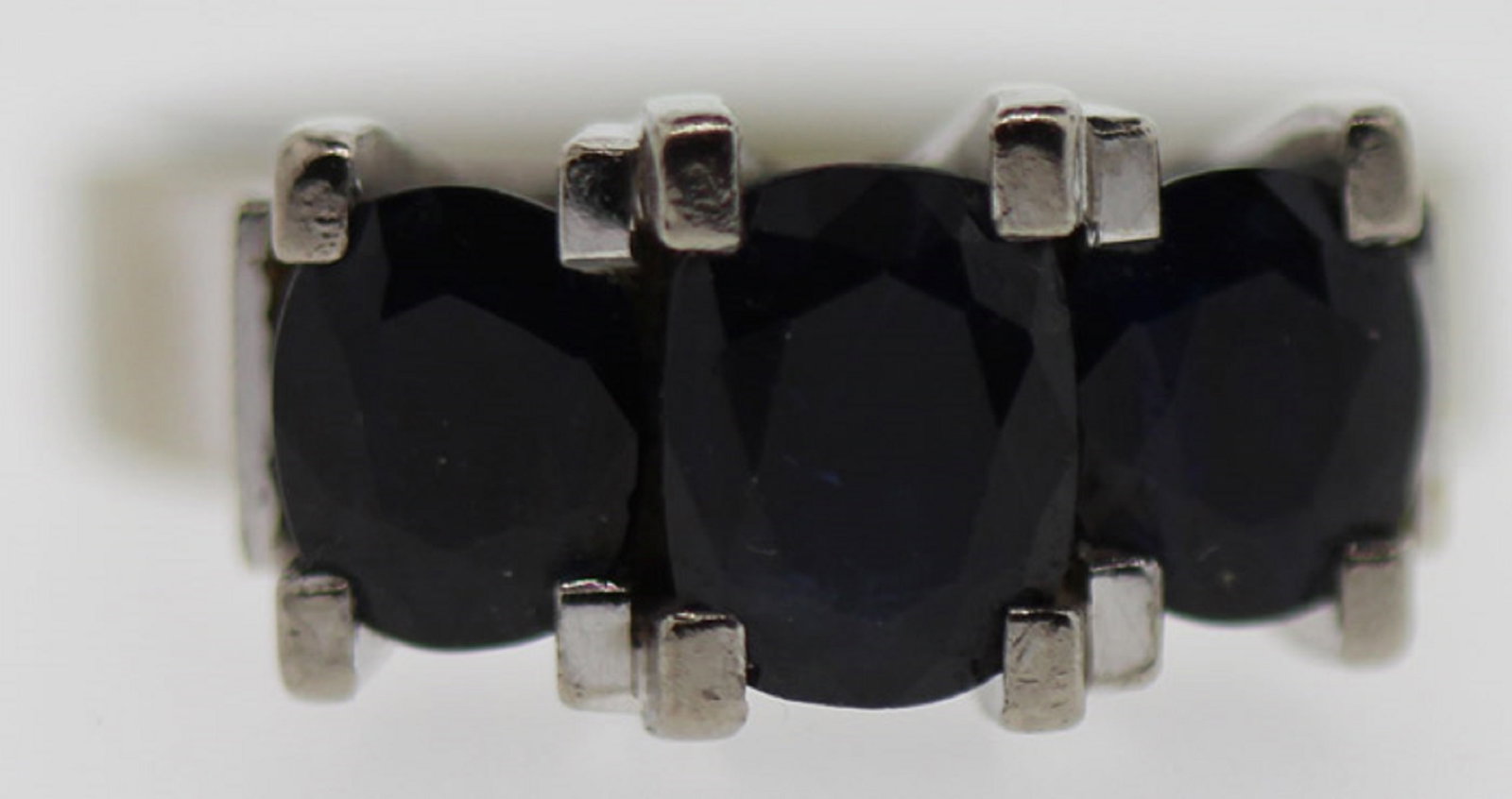 Blue Sapphire Ring in 18ct White Gold - 2