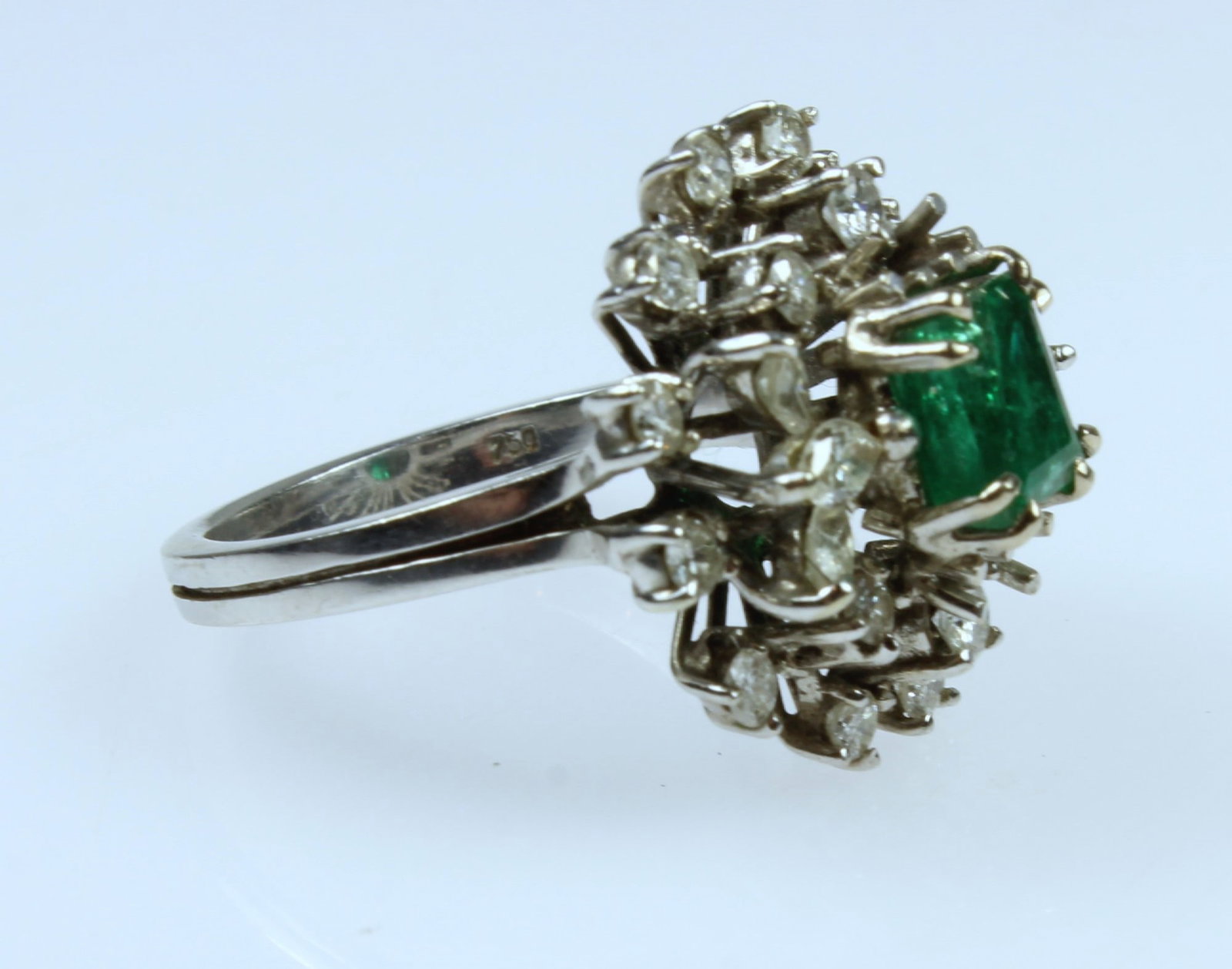 Impressive Emerald & Diamond Ring in 18ct White Gold - 2