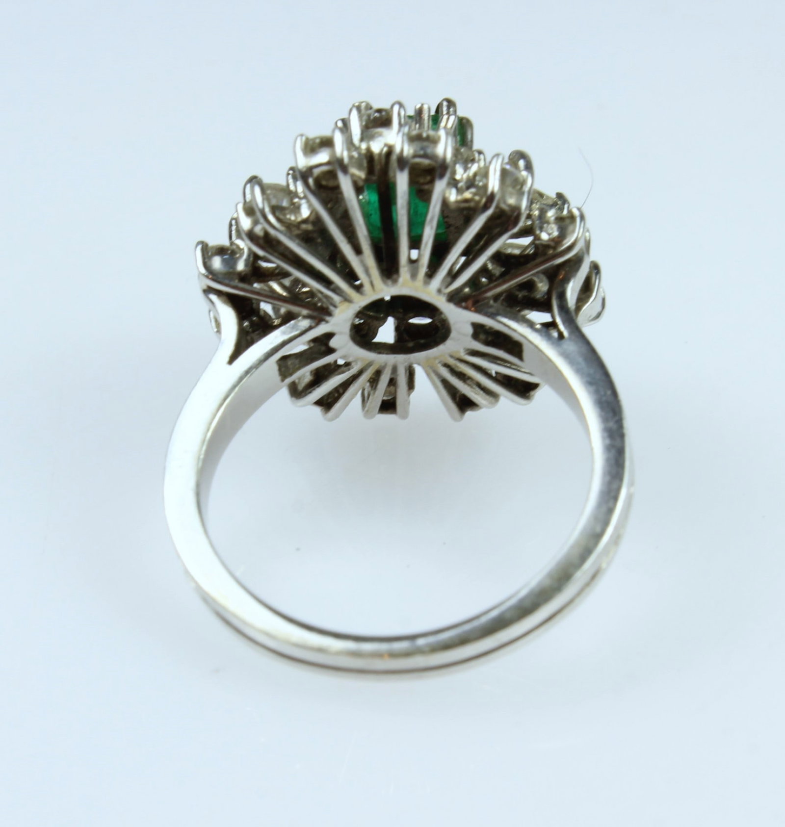 Impressive Emerald & Diamond Ring in 18ct White Gold - 3