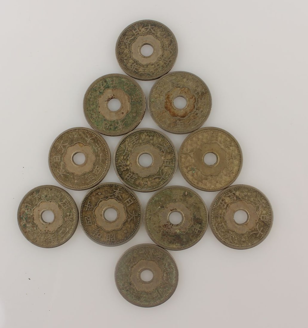 Japan 1920 - 1932 10 Sen, good VF to Uncirculated (11 coins) - 2
