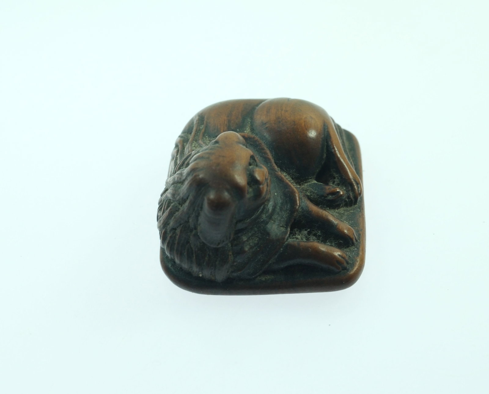 Vintage Japanese Wooden Netsuke of a Shishi (Lion) in Repose - 4