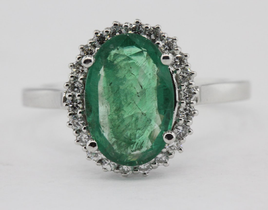 Oval-shaped Emerald & Diamond Ring in 18ct White Gold - 2