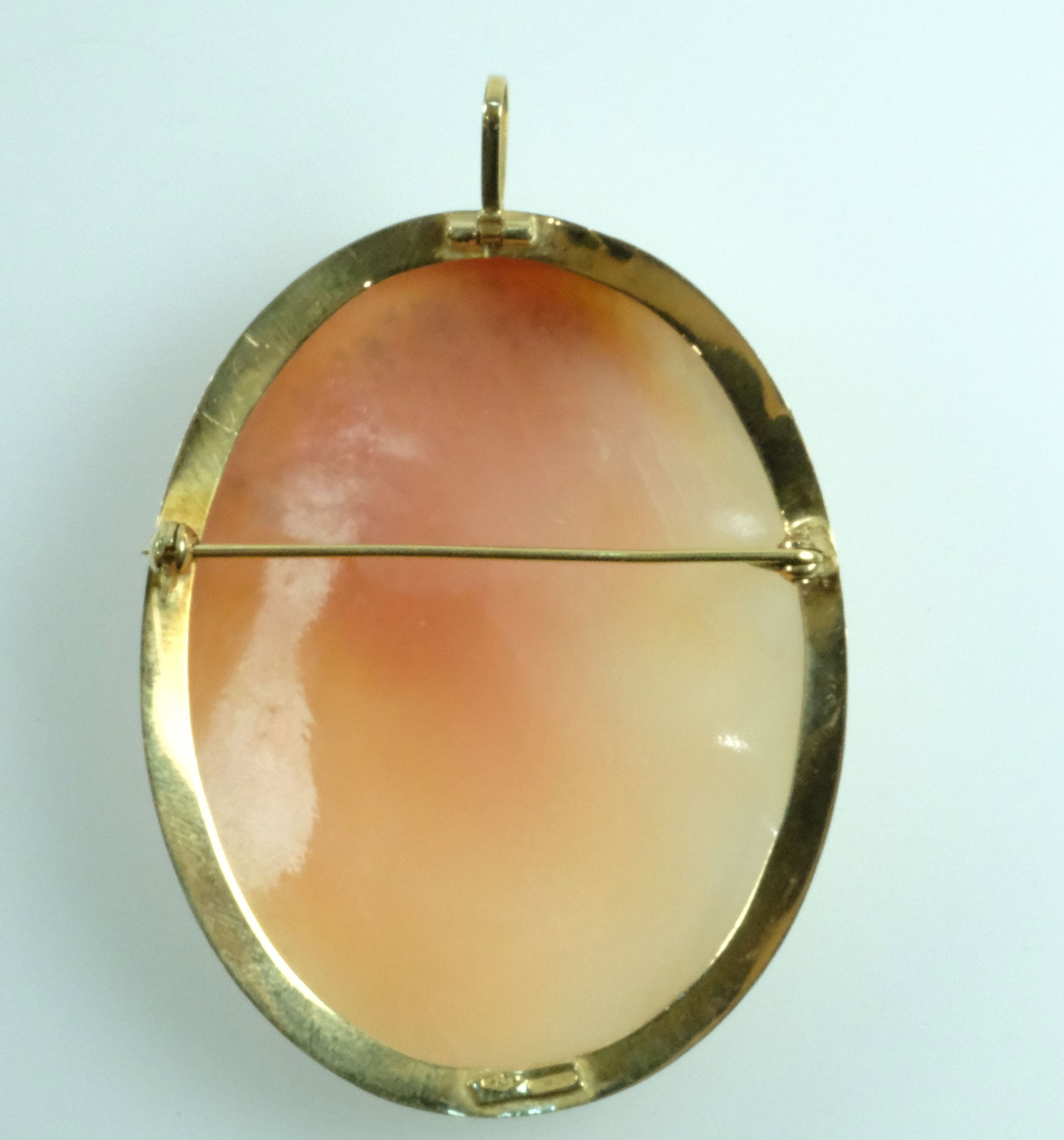 Large Shell Cameo Brooch / Pendant in 18ct Yellow Gold Surround - 2