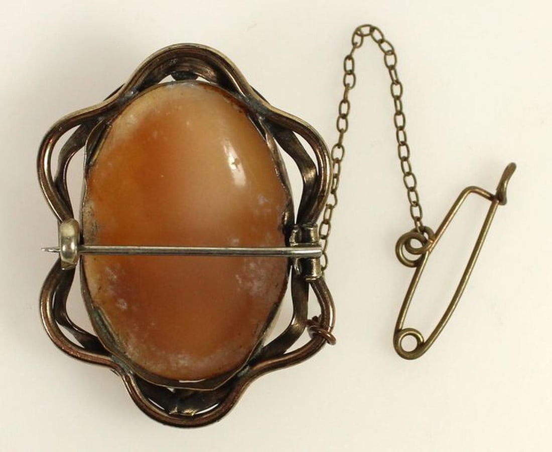 Vintage Shell Cameo Brooch in Base Metal with Safety Chain - 2