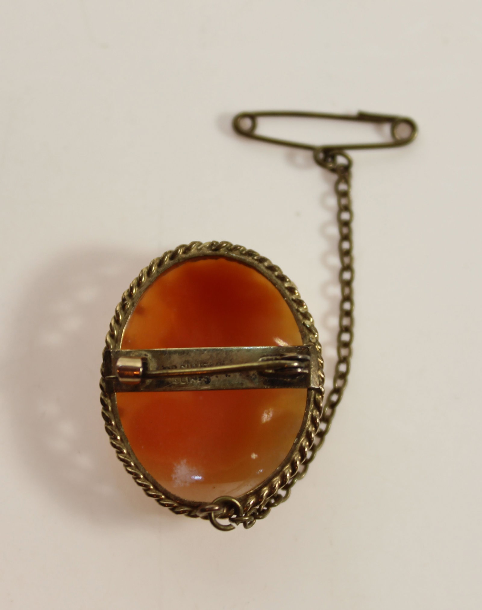 Shell Cameo of a ''Curls & Pearls' Glamour Lady in 9ct Yellow Gold Brooch Mount - 2
