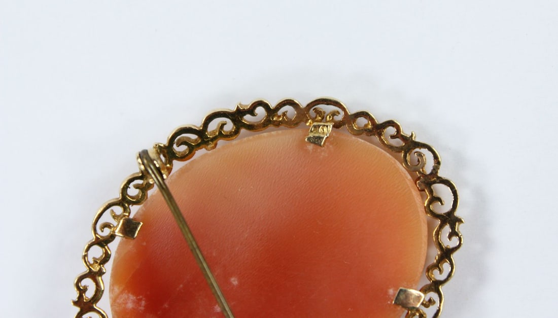 Antique Shell Cameo Brooch in 10ct Gold - 2