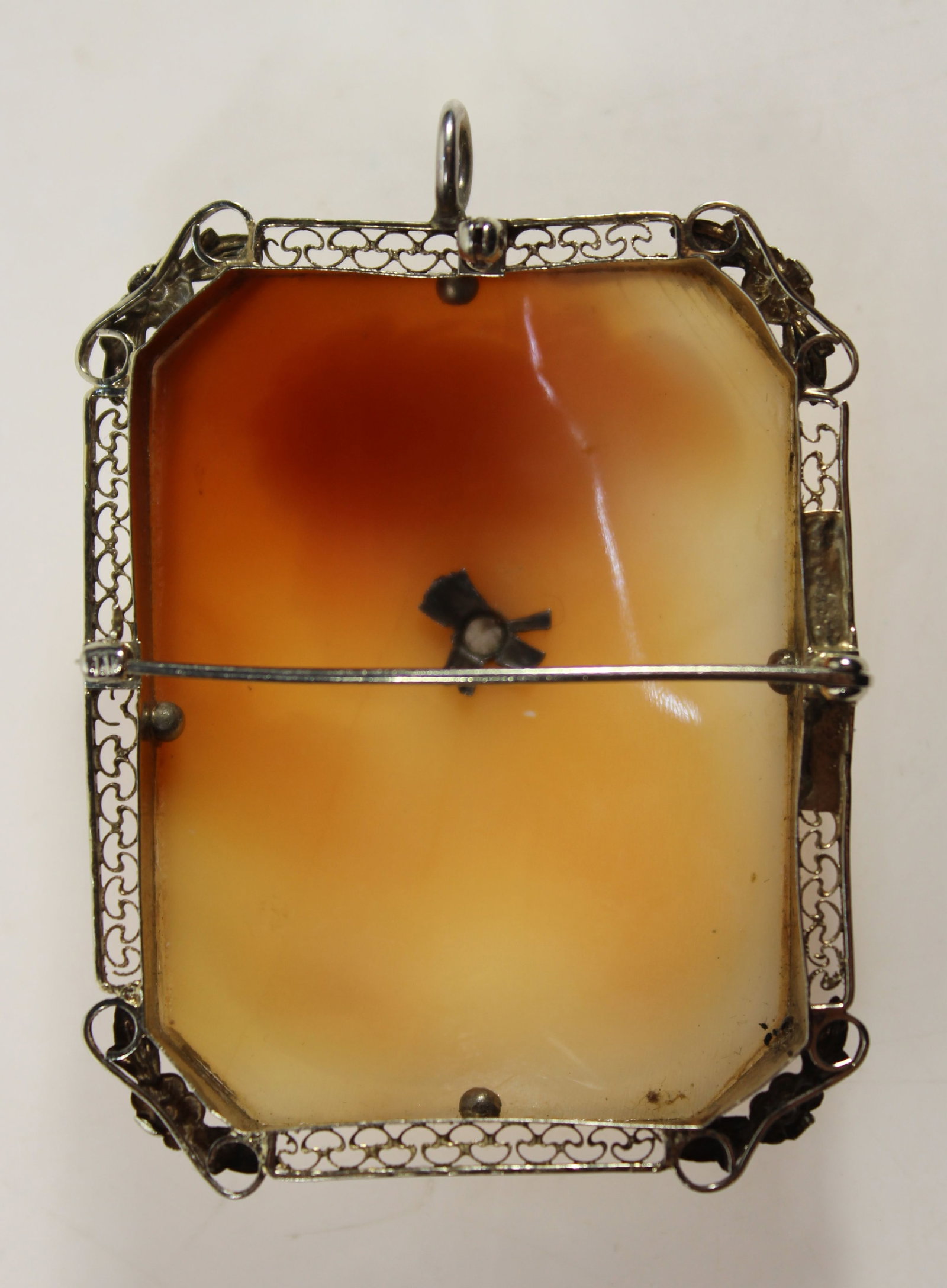 Shell Cameo of an Imperious Lady with Diamond-set Earring in 14ct White Gold Brooch / Pendant Mount - 2