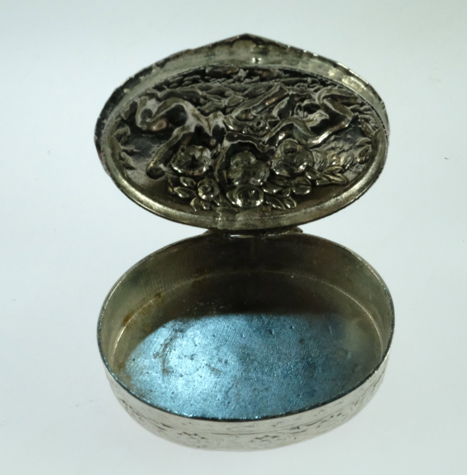 Vintage Silver-plate Hinged-top Oval Pill Box with pressed Cherub design - 3