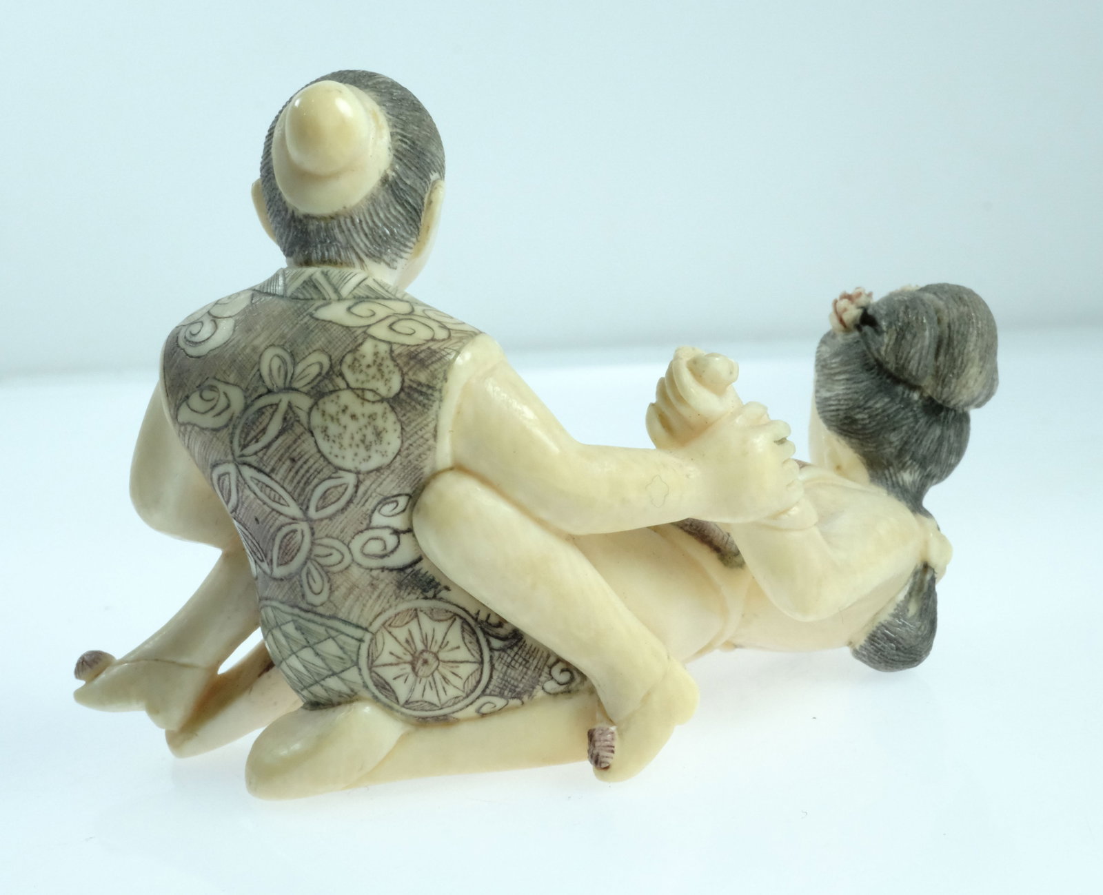 Finely executed Japanese Erotic Ivory Okimono of a Copulating Couple - 3