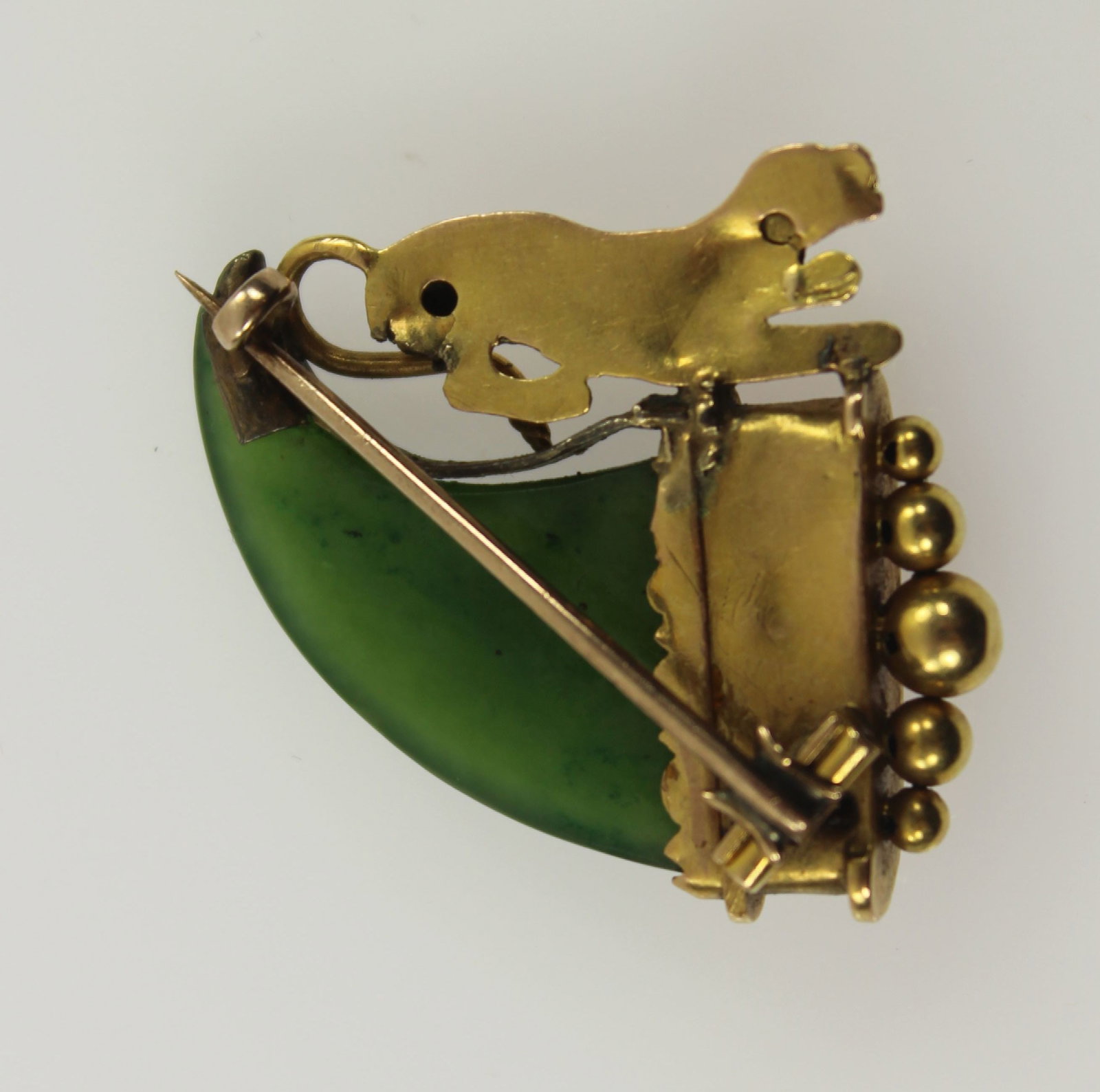 Indian Tiger Brooch in 17ct Yellow Gold featuring a Tooth shaped in Green Jade - 2