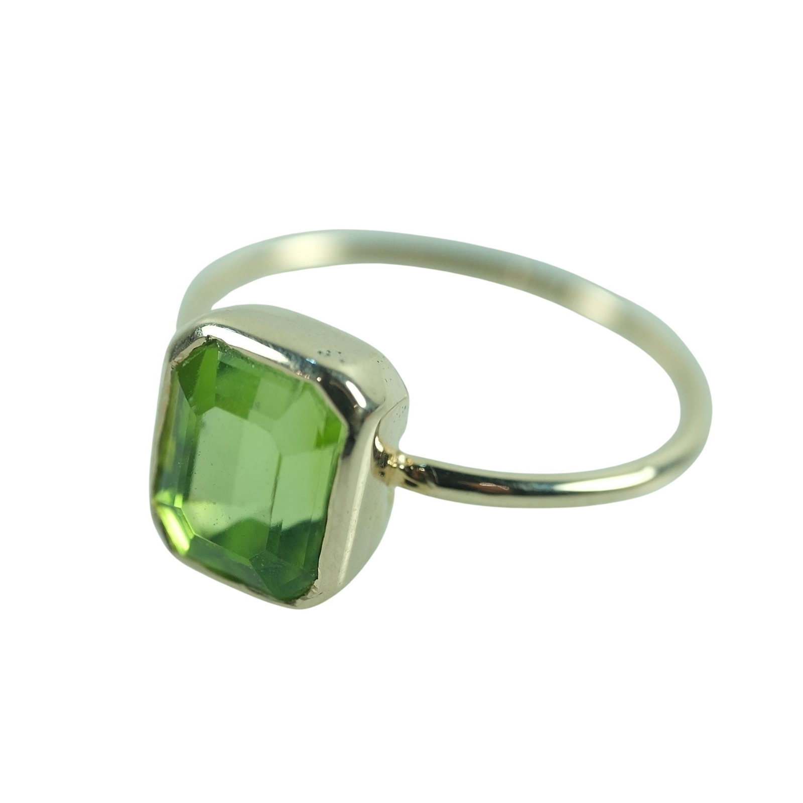 Peridot set in a 9ct Yellow Gold Ring: Cushion cut Peridot stone Size Size I : Total weight 1.7gms Medium Jewelry