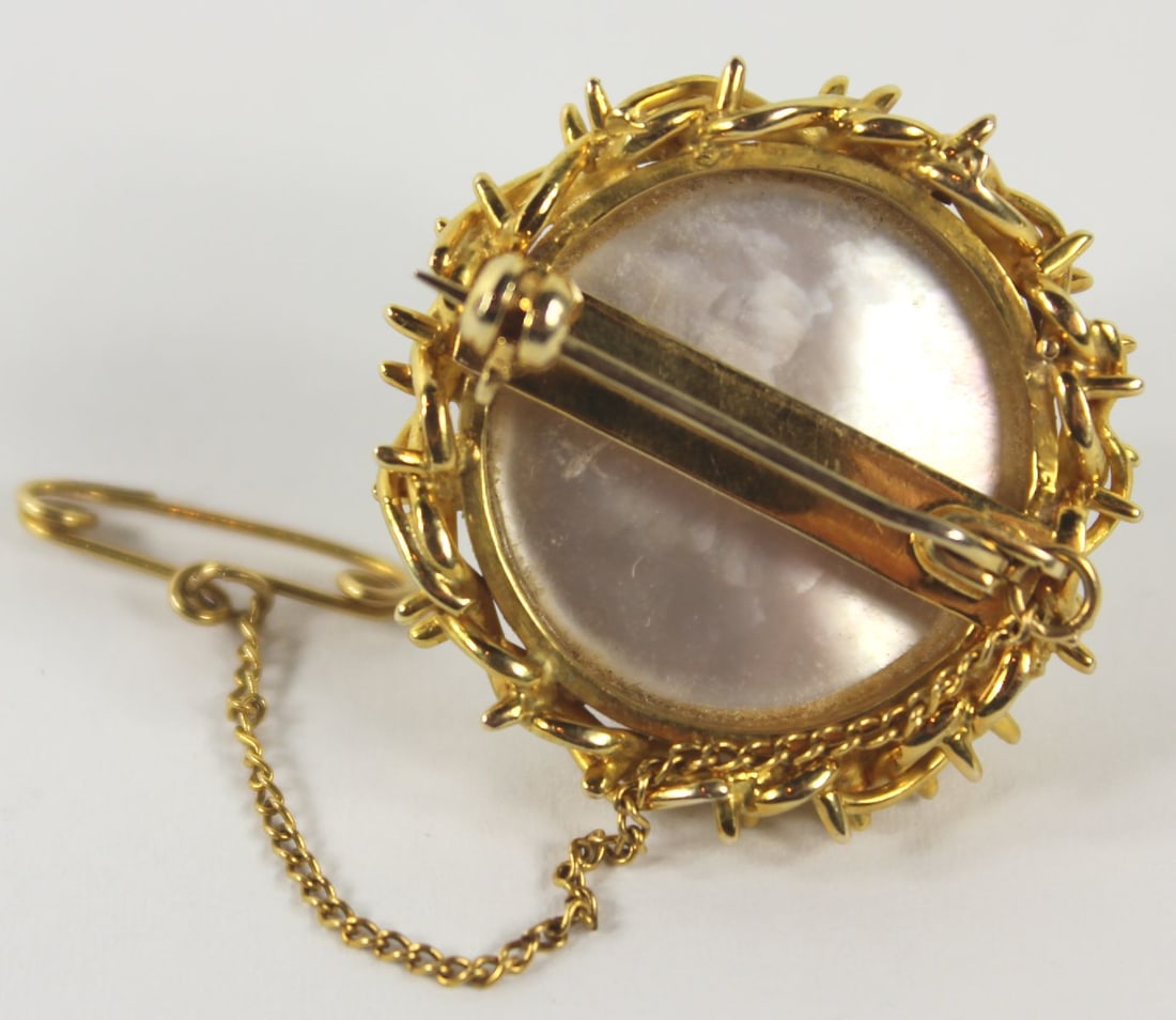 Mabe Pearl Brooch in 14ct Yellow Gold 'Crown of Thorns' Surround - 3