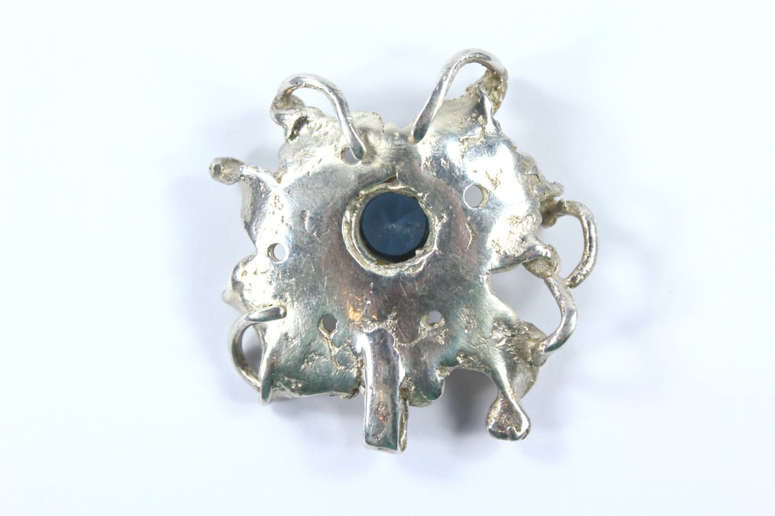Amoebic-style Silver (925) Pendant with a central London Blue Topaz - 2