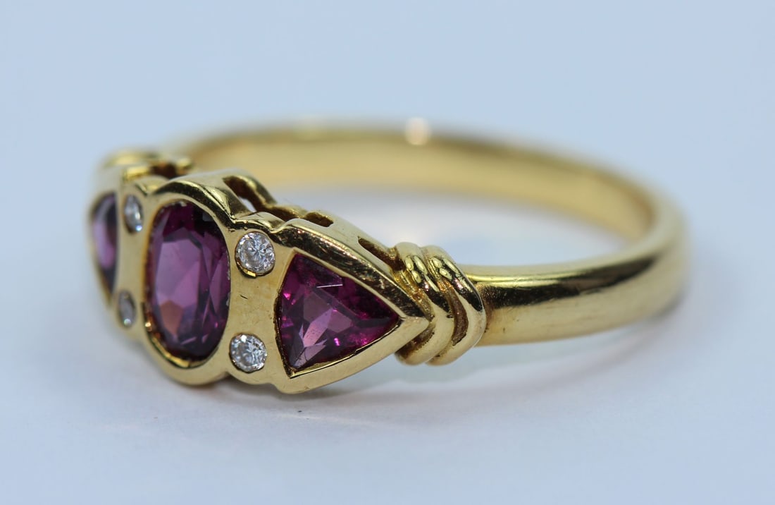 Modern Garnet Ring in 18ct Yellow Gold - 3