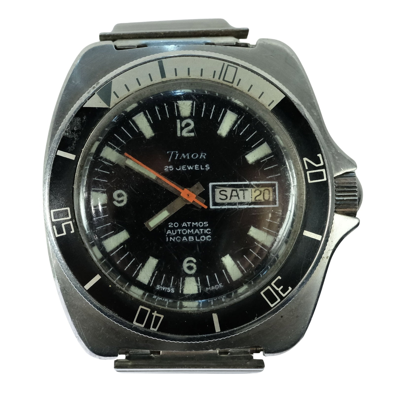 Vintage Men's Timor '20 Atmos' Diver Wristwatch with Silver Case & Black Dial: 25 Jewels. Day & Date Function. 20 Atmos (200m). Metal Bracelet Size Case approx 40mm Condition Automatic. Working but the Crown adjustment setting has disengaged and requires repair Medium Jewelry
