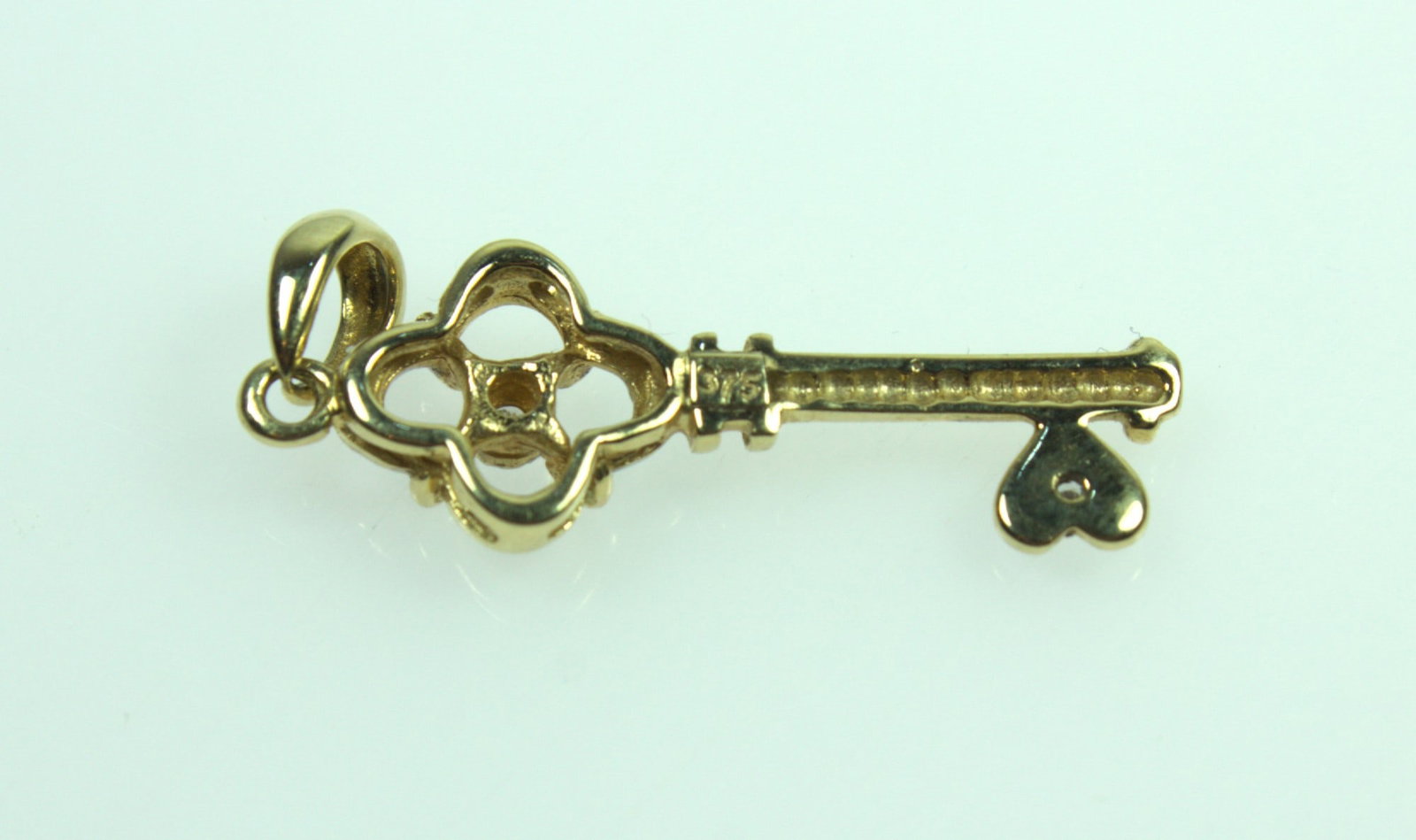 Diamond-set Key Pendant in 9ct Yellow Gold - 2