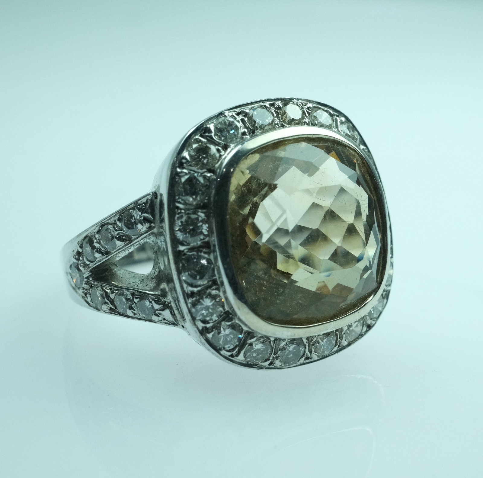White Gold Ring in 9ct with square-cut central Citrine with Diamond surrounds - 3