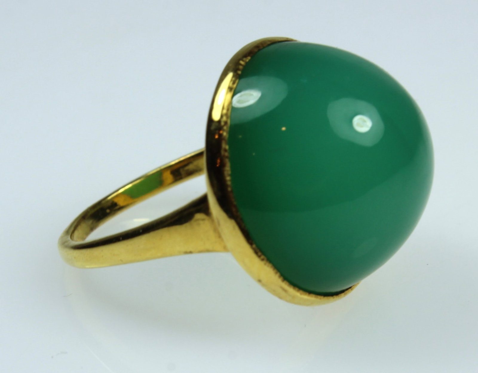 High-domed Chrysoprase Cabochon Ring in 9ct Yellow Gold - 2