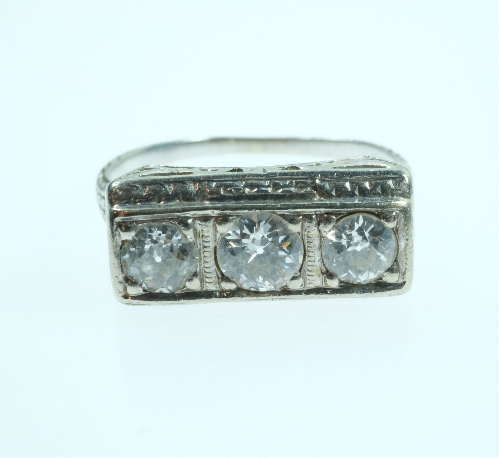 Art Deco Diamond Trilogy Ring in 18ct White Gold with intricate Filigree detailing - 2