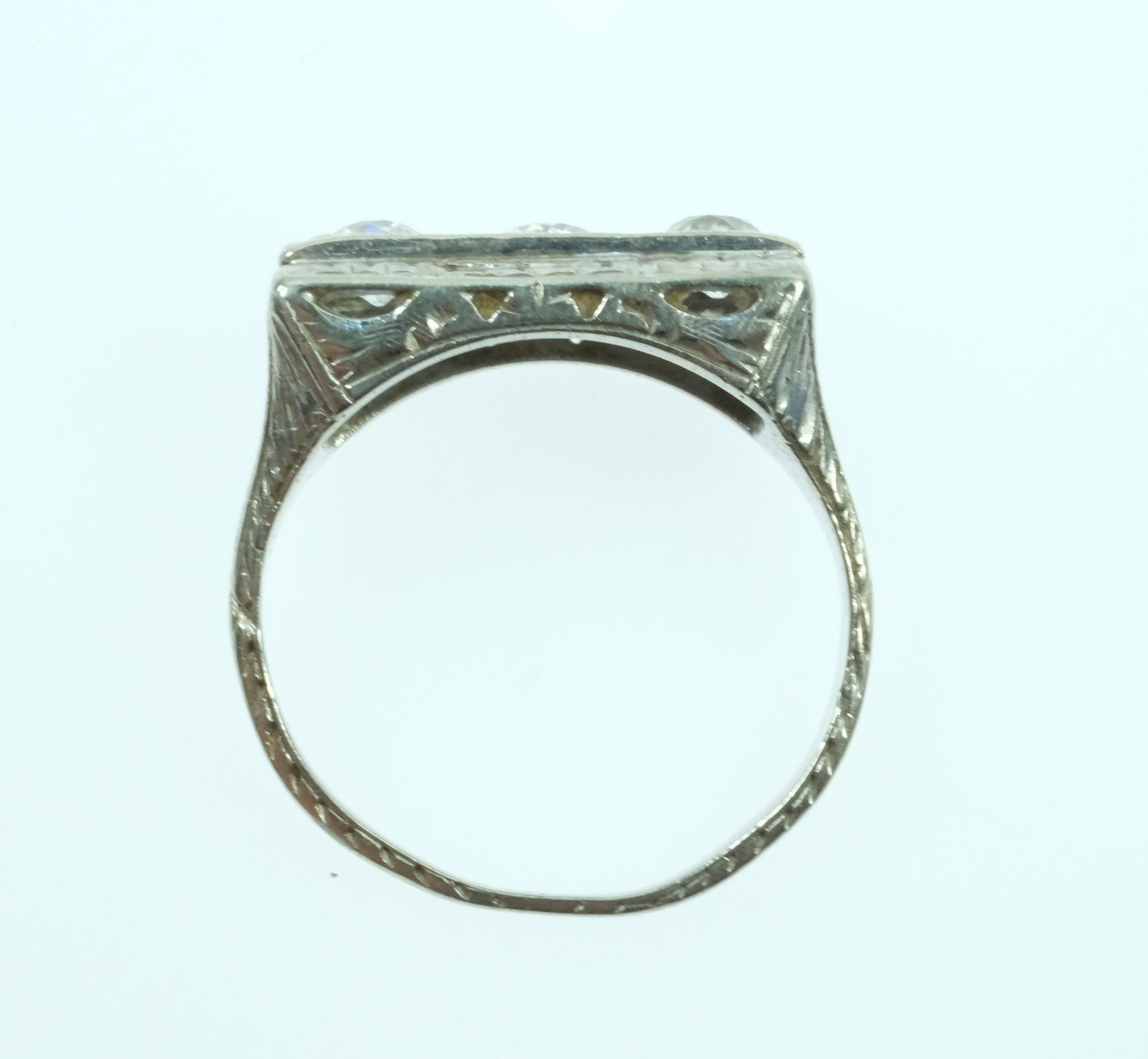 Art Deco Diamond Trilogy Ring in 18ct White Gold with intricate Filigree detailing - 3