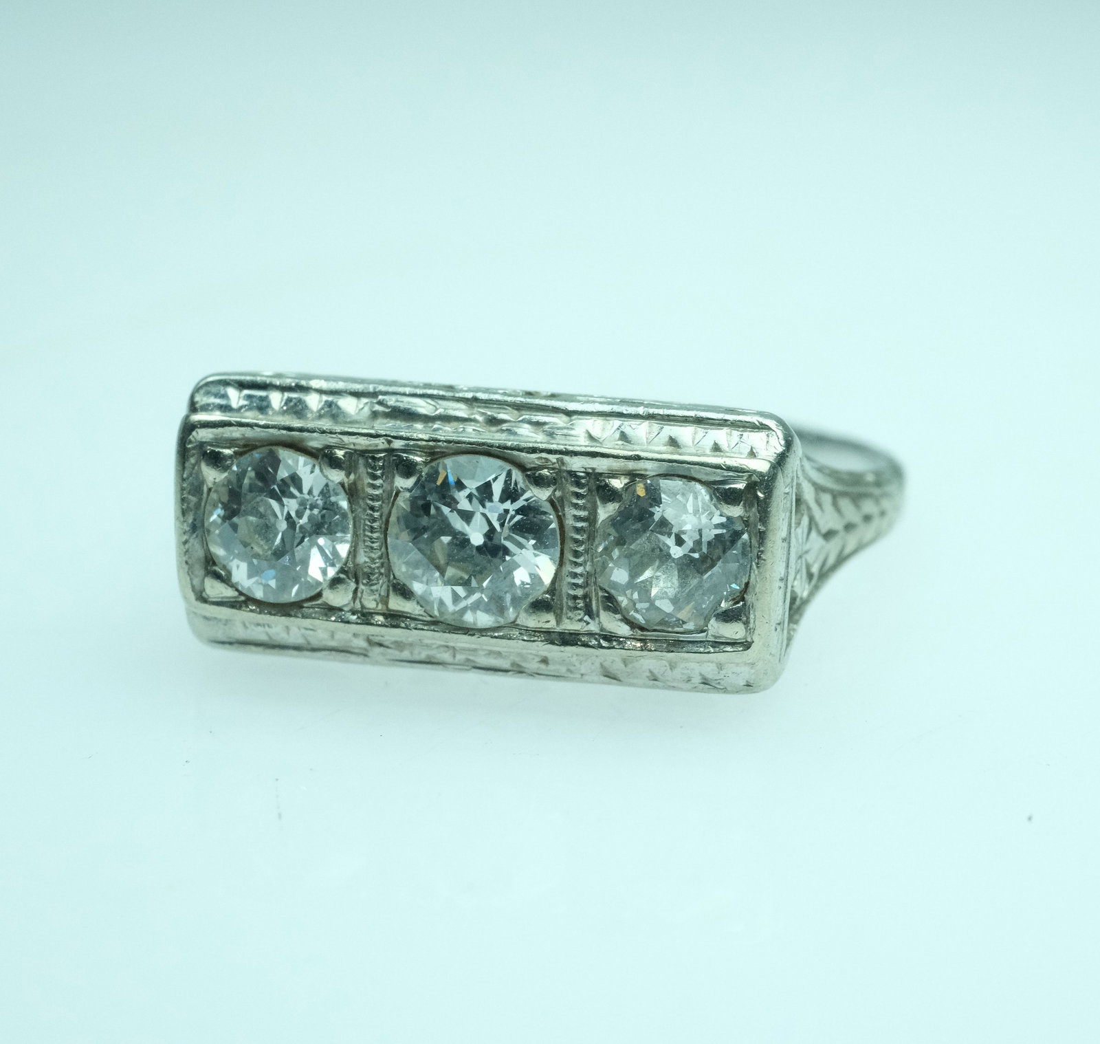 Art Deco Diamond Trilogy Ring in 18ct White Gold with intricate Filigree detailing - 4