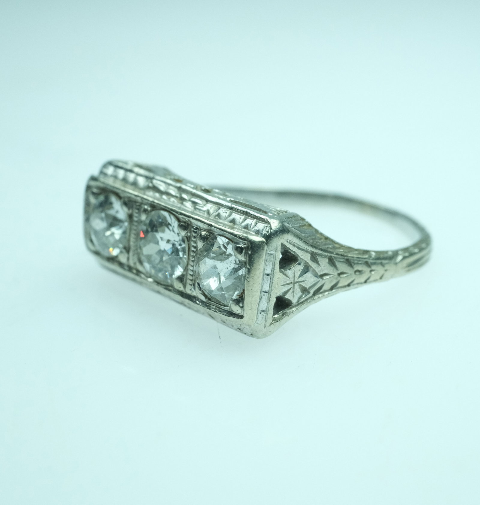 Art Deco Diamond Trilogy Ring in 18ct White Gold with intricate Filigree detailing - 5