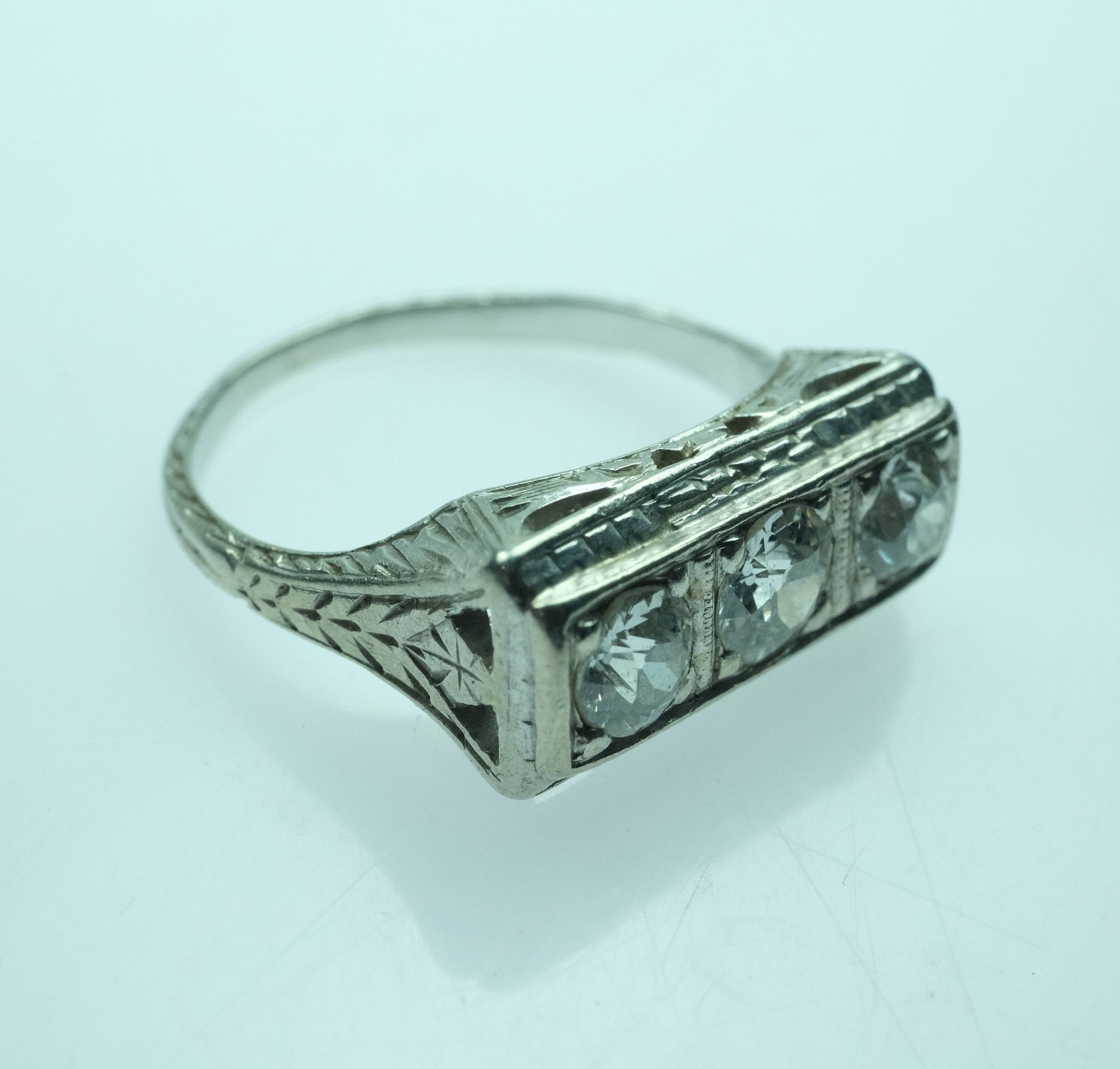 Art Deco Diamond Trilogy Ring in 18ct White Gold with intricate Filigree detailing - 6