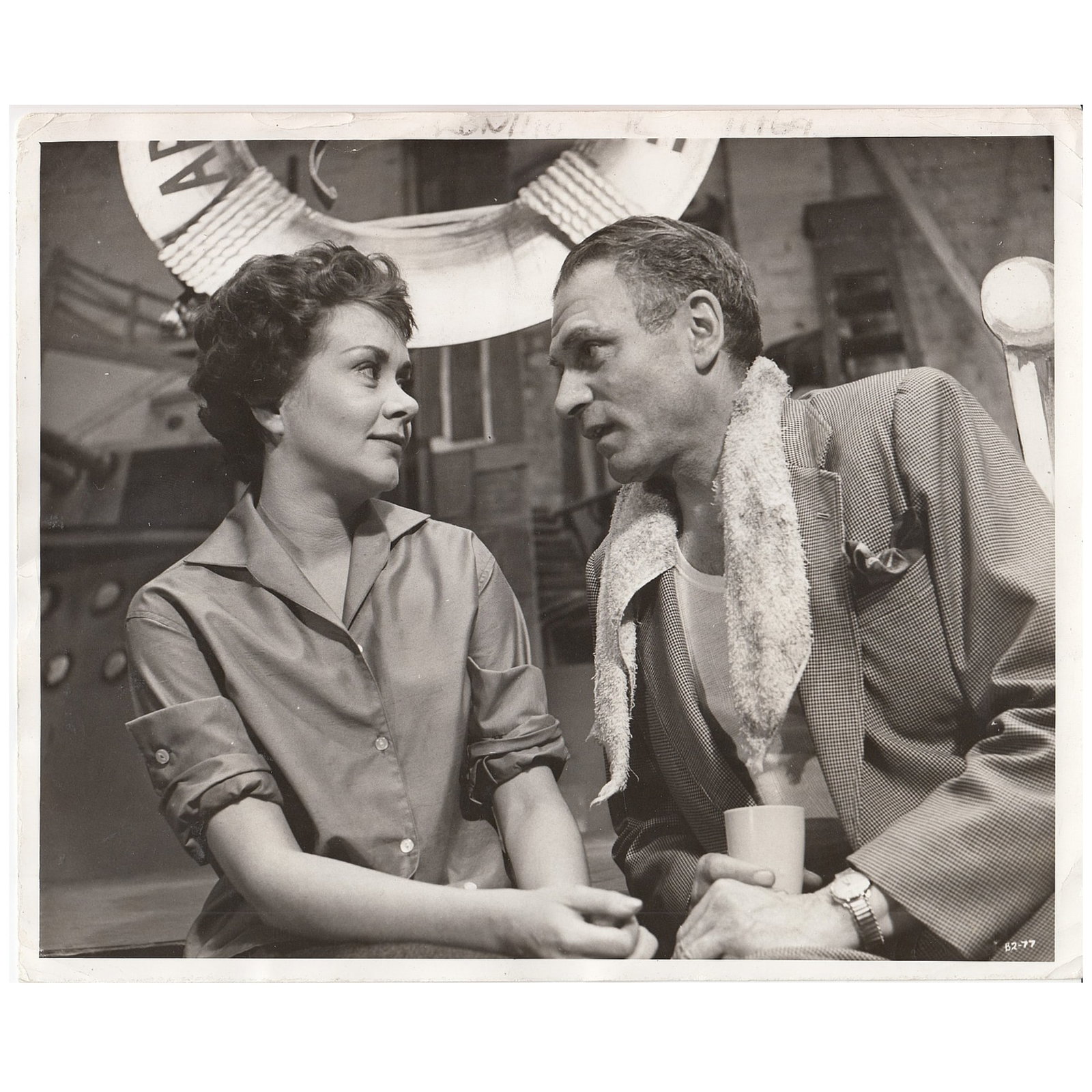 Press Photograph of Sir Laurence Olivier & Joan Plowright stars of the 1960 film 'The Entertainer': Golden Years of Hollywood Size 25.5x21cms Medium Memorabilia