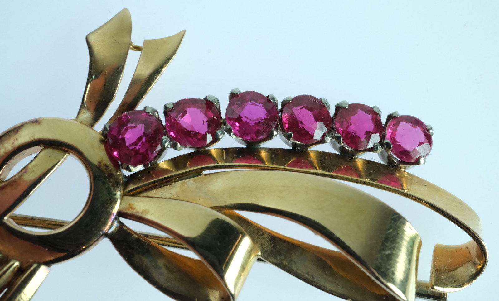 Elegant Bow Brooch with Rubies and Diamonds in 18ct Yellow Gold - 2