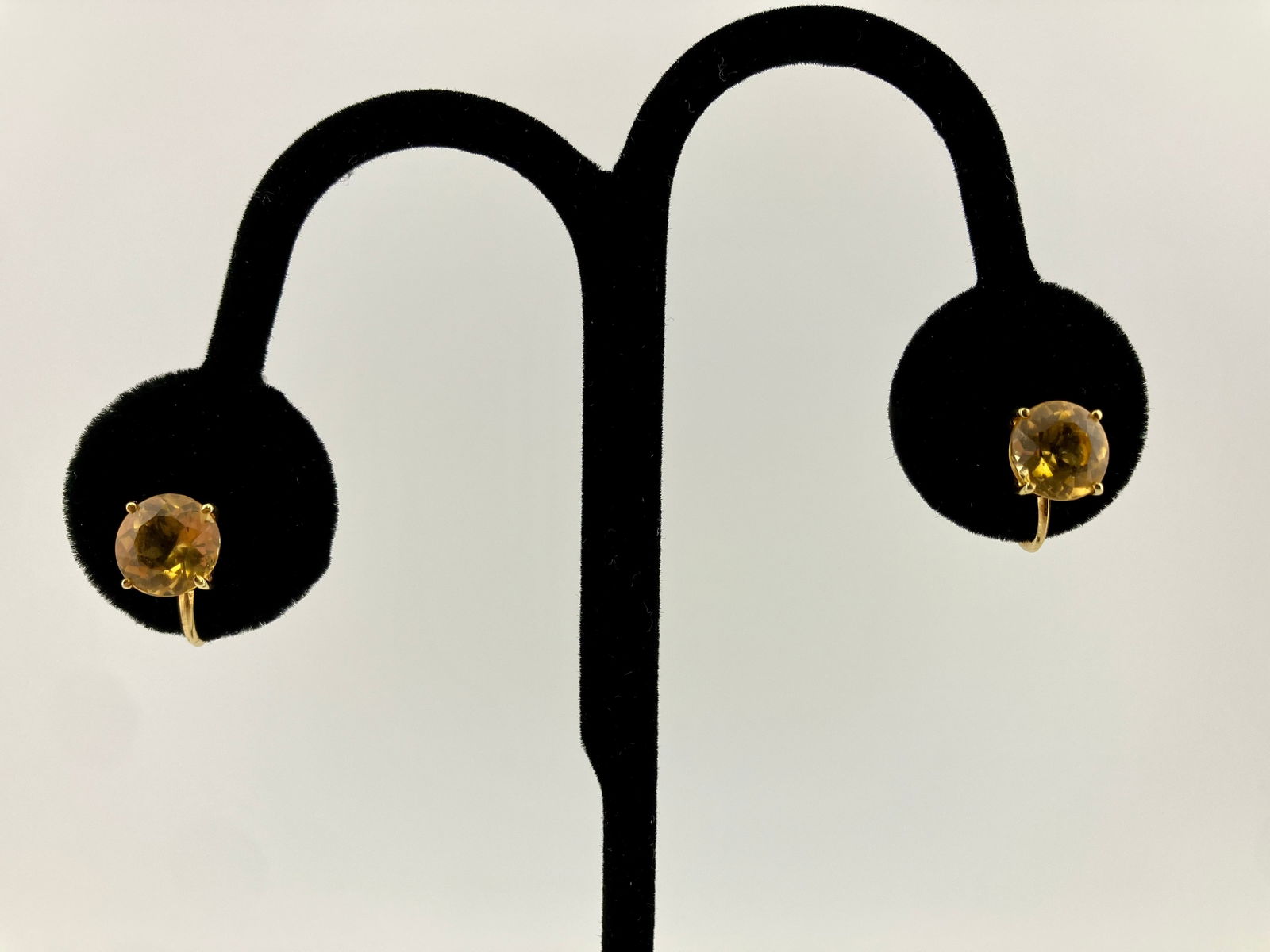 18K Gold Vintage Citrine Screw Back Stud Earrings: Marked 750 for 18k gold. Screw back. 4grams. 3/8" stone.