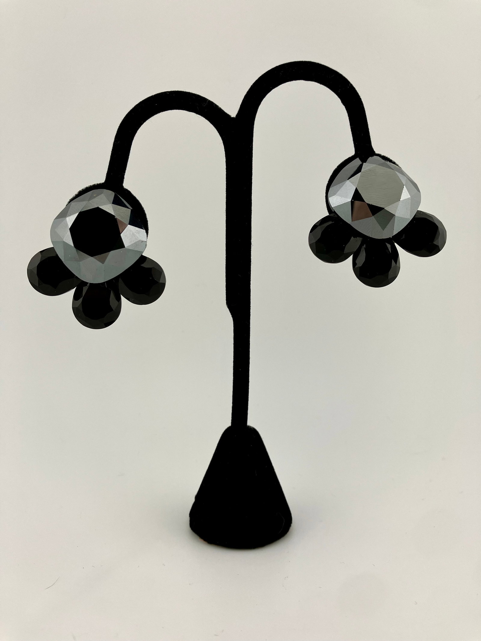 Vintage 80's Wendy Gell Black Rhinestone Clip Earrings: Vintage 80's Wendy Gell Black rhinestone clip earrings. 1.5".