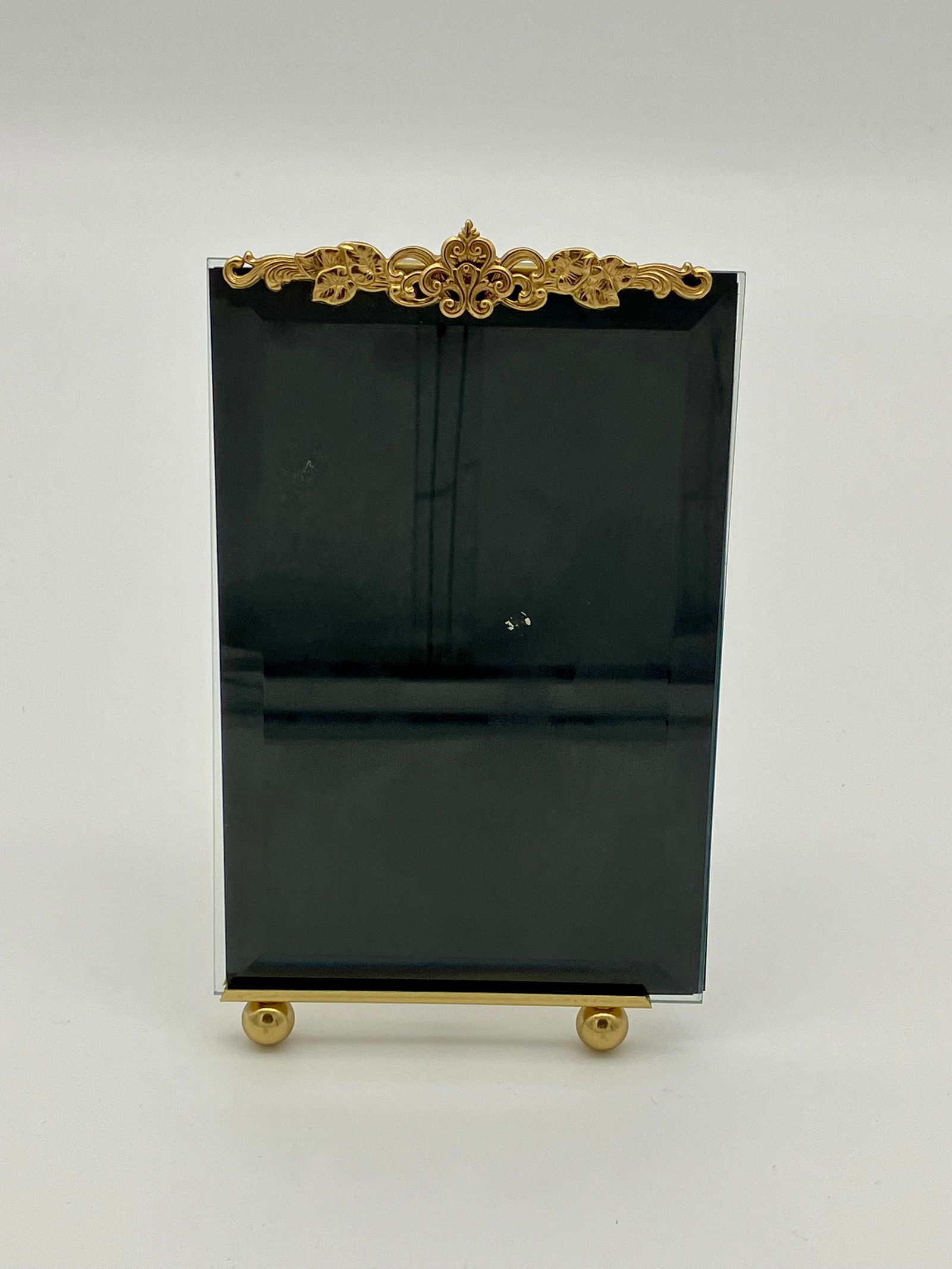 French Style Glass Gilt Easel Picture Frame 4x6": French Style Glass Gilt Easel Frame by La Paris Studios. Beveled glass, leaf detail, gilt frame. Excellent condition. Dimensions: 4x6in