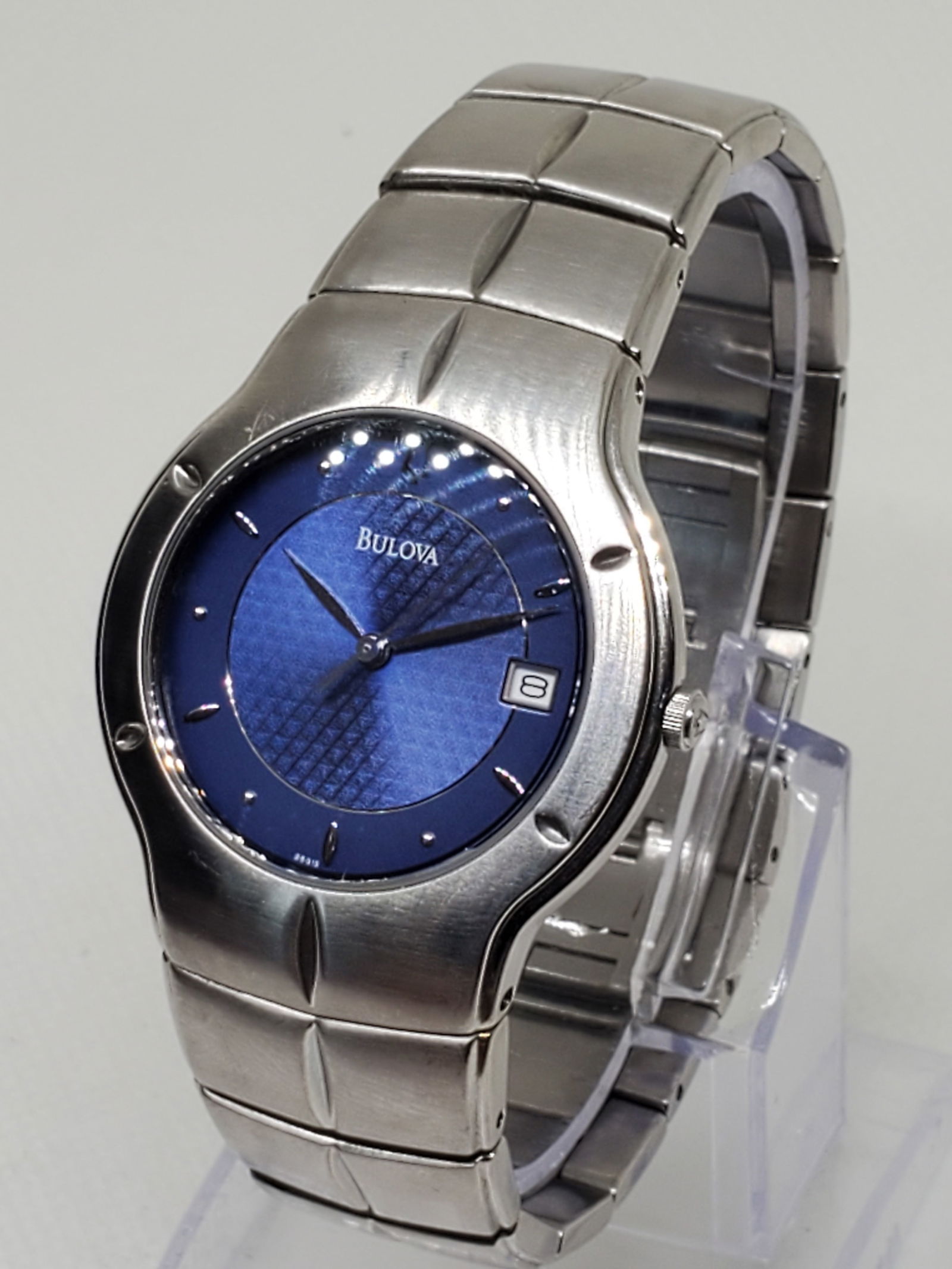 Bulova Mens Watch, 1990s - Vintage Collection -: Bulova A3 in working condition, a timepiece that seamlessly blends elegance and functionality. Featuring a sophisticated silver-tone case complemented by a striking blue dial, this dress watch is desi