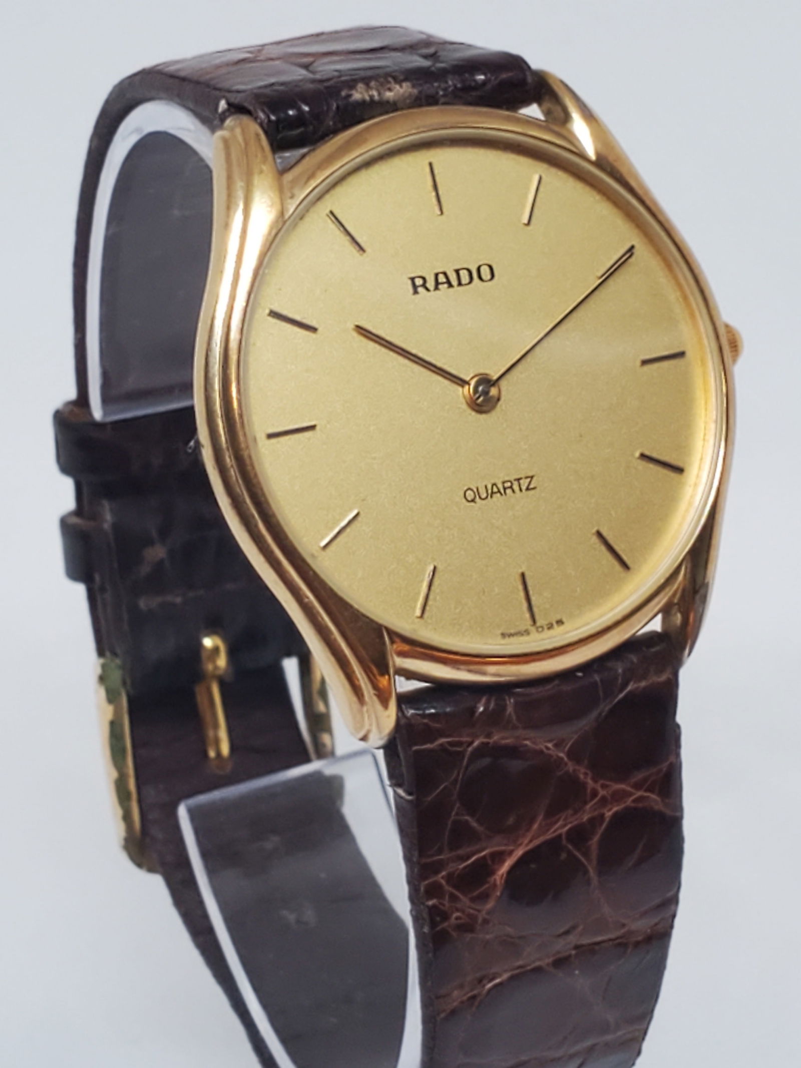Rado Gold Plated 18K Watch, 1980s - Vintage Collection -: Working condition Rado 121.5336.2, an exquisite blend of luxury and timeless design. This watch features an 18K gold-plated case, a refined 1.26" (32mm) size, and a sleek black leather band that measu