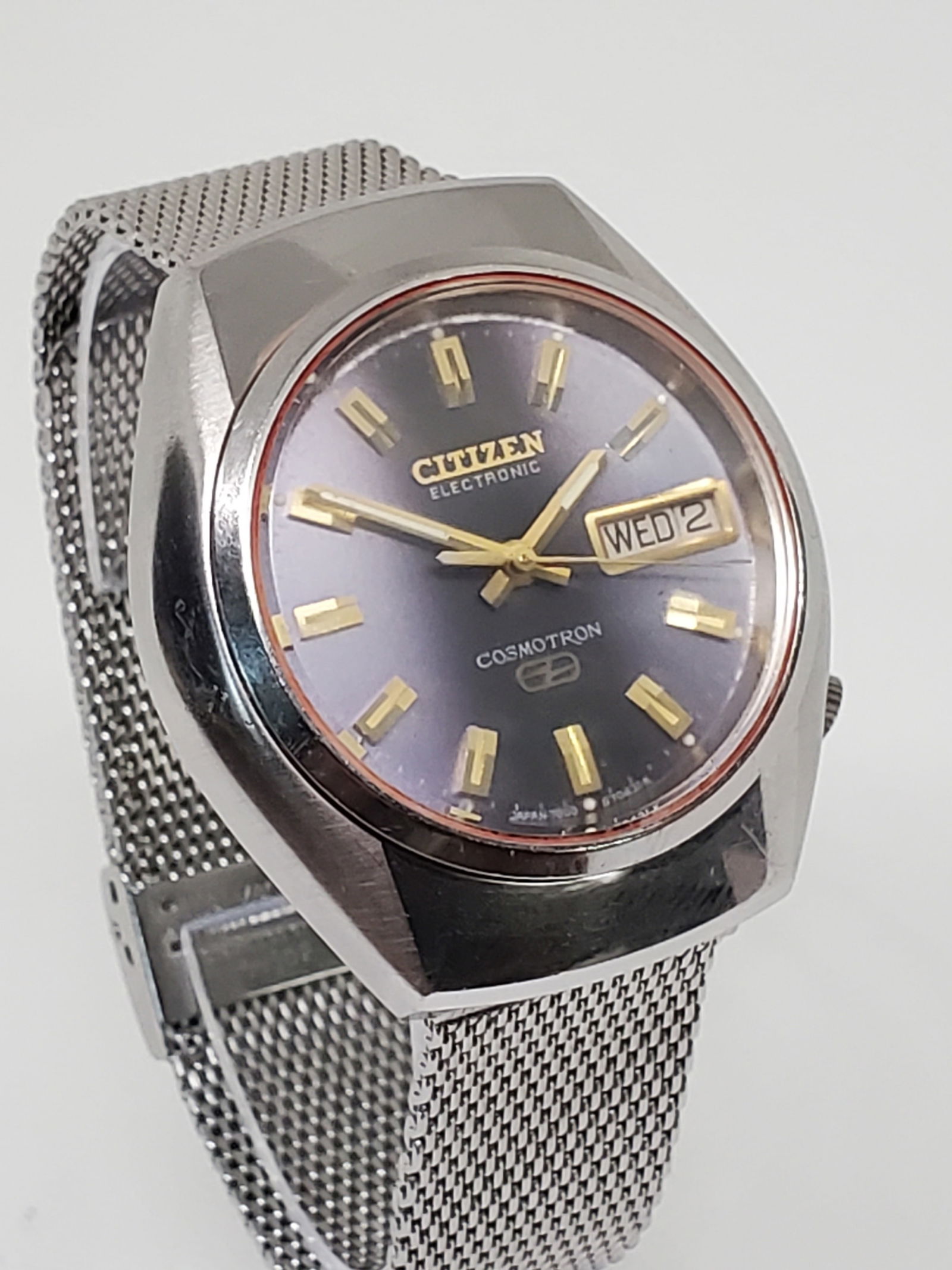 Citizen Cosmotron Electro-mechanical Watch, 1973s - vintage collection -: Working condition - The Citizen Cosmotron is a striking vintage timepiece that balances elegance and innovation. With its electro-mechanical movement, this model offers a unique blend of both mechanic