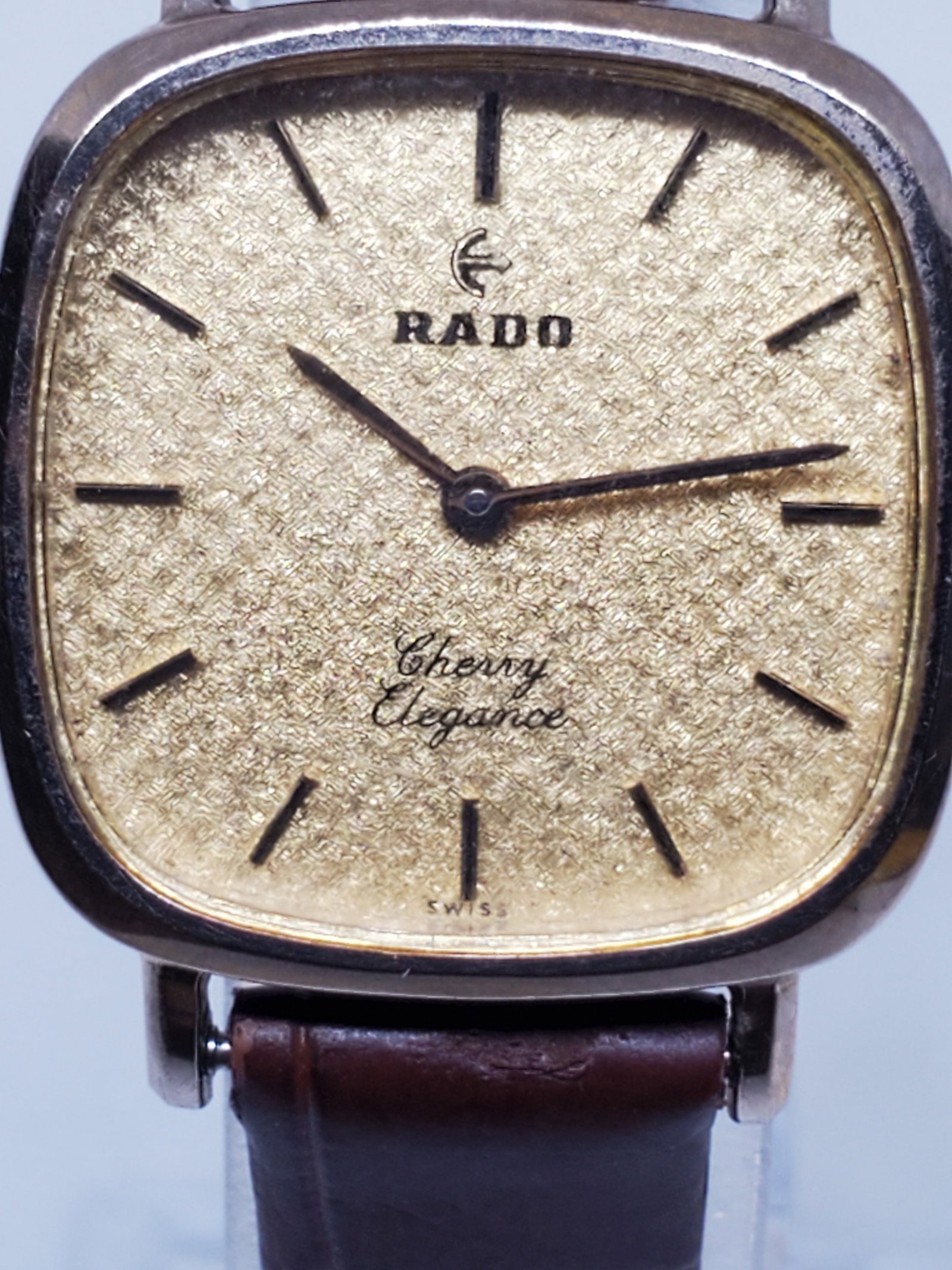 Rado Cherry Elegance 18K Gold Plated Manual Watch, 1980s - Vintage Collection -: Working condition Rado Cherry Elegance, a timeless symbol of luxury and refinement. This exquisite timepiece features a gold-plated square dial, accentuating its sophisticated design. Powered by a man