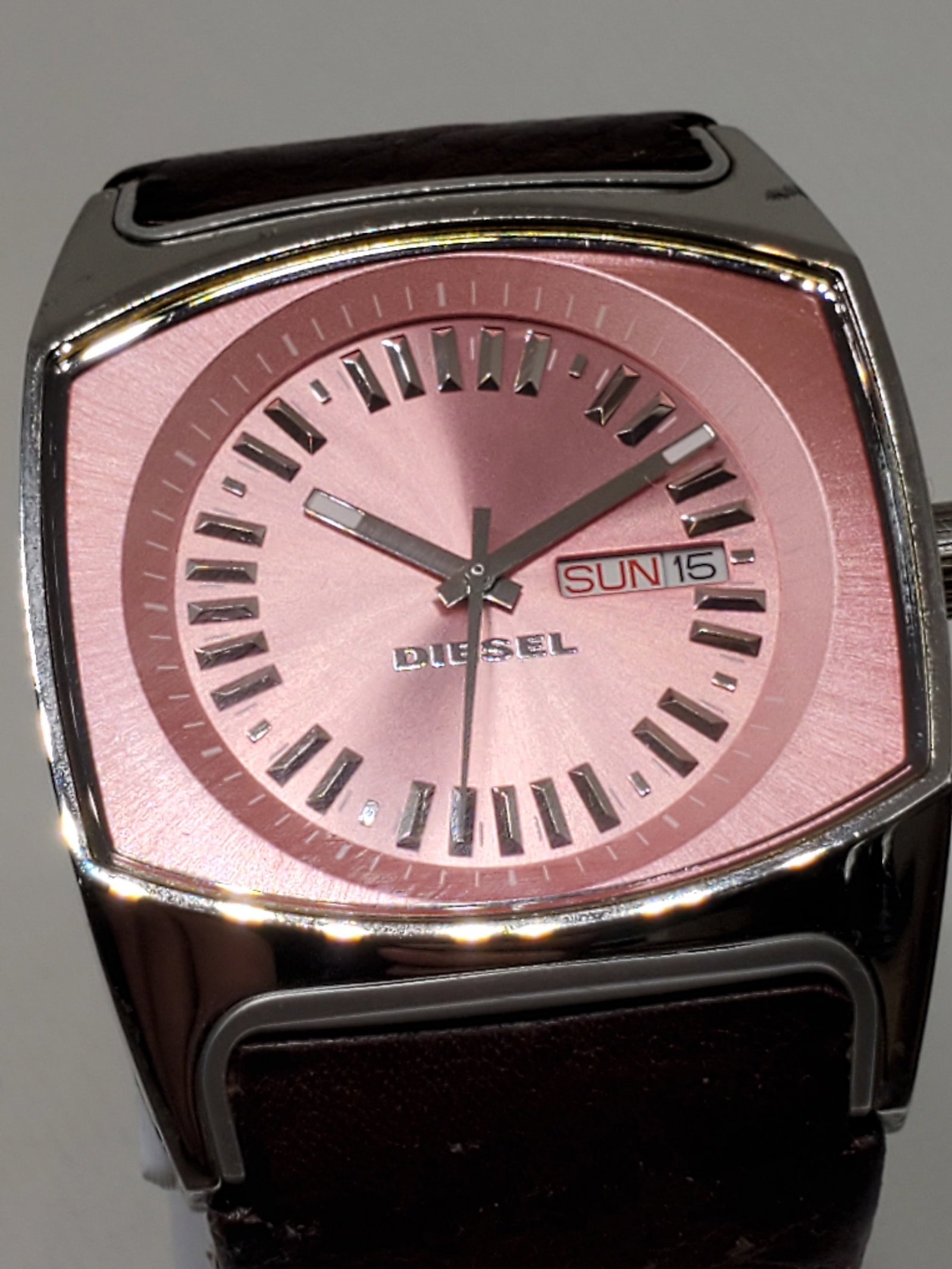 Diesel Metallic Pink Only the Brave DZ-5215, 2010s Watch: Working condition Diesel DZ-5215 is where sporty charm meets modern elegance, making it the perfect watch for those who appreciate standout style with a touch of sophistication. Its 1.46" x 1.46" (37m