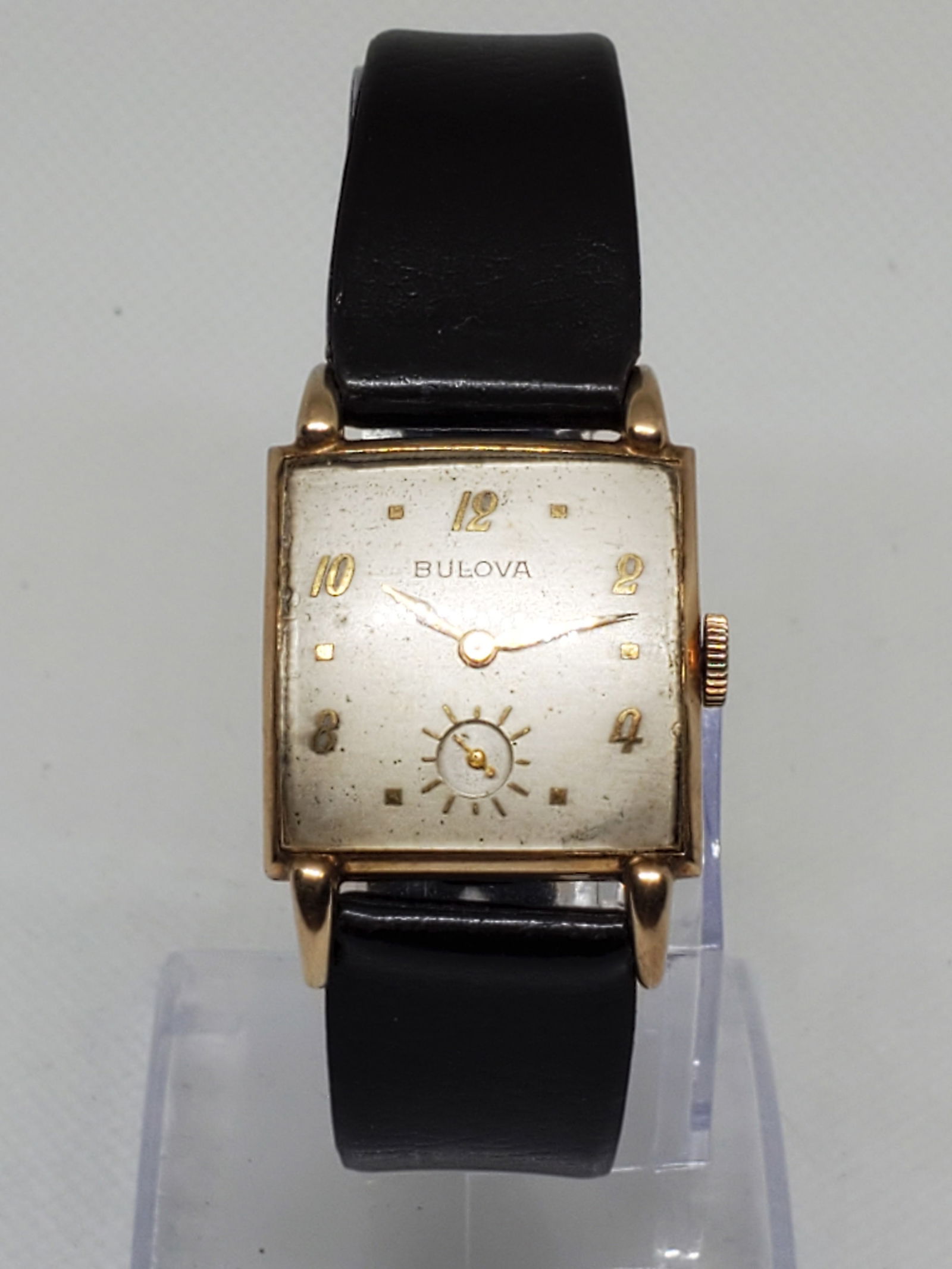 Bulova Tank Gold Plated 18K Manual Watch, late 1950s - Vintage Collection -: Experience timeless elegance with this vintage Bulova manual-wind dress watch -running-, a refined choice for collectors and connoisseurs alike. Encased in a gold-plated 25mm square case, it features