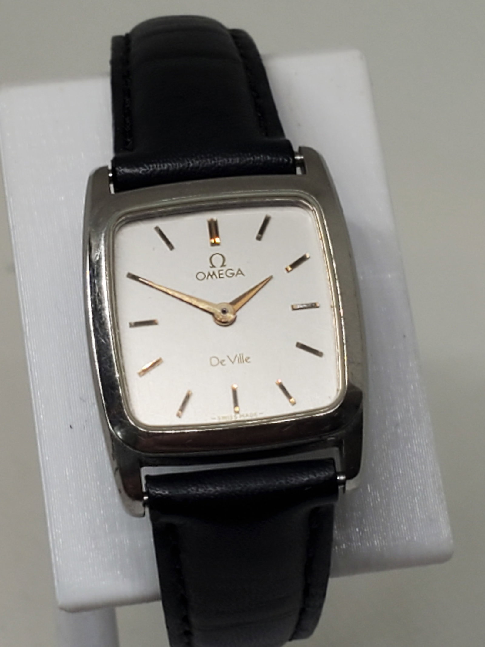 Omega De Ville Watch, 1980s: Working condition Omega De Ville 1387, a luxury timepiece that combines sophistication and everyday practicality. This quartz-powered watch boasts a 0.79" x 0.79" (20 mm x 20 mm) stainless steel case 
