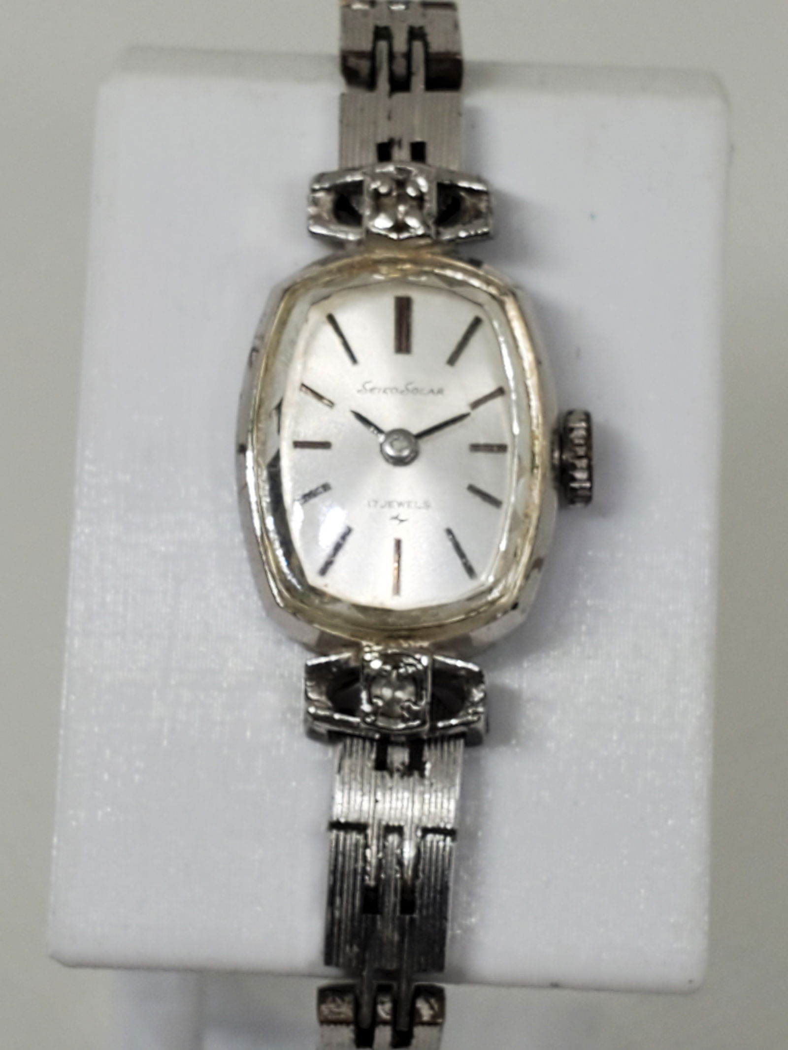 Seiko Solar White Gold Plated Manual Ladies Watch With Diamonds, 1968: Elevate your collection with this elegant Seiko Solar 10-3420, a vintage ladies' dress watch that embodies timeless sophistication. Featuring a manual 17-jewel movement, this piece combines traditiona