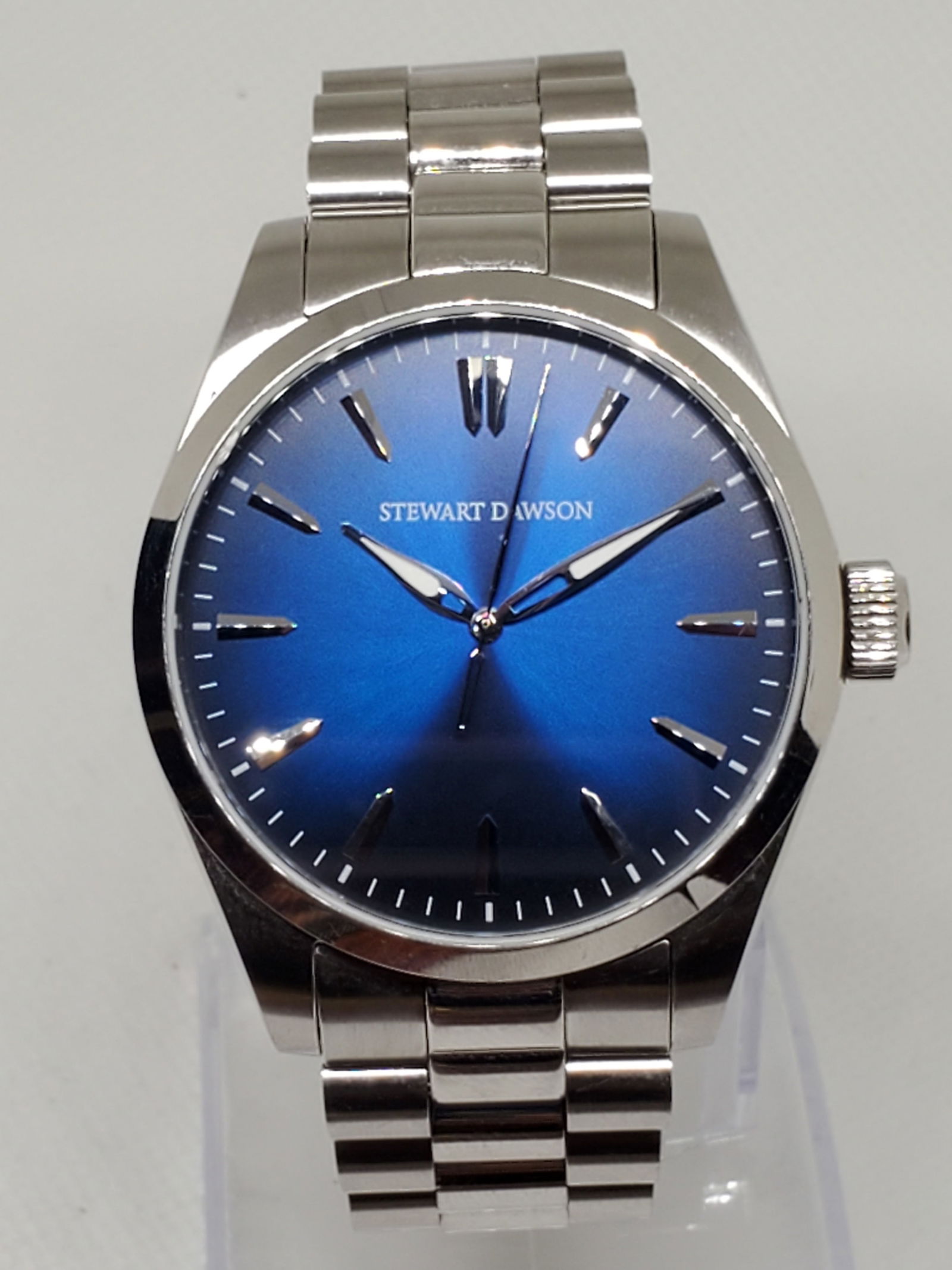 Stewart Dawson Britannia Mens Watch, 1990s: Discover timeless elegance and refined craftsmanship with this Stewart Dawson Britannia quartz watch, running?an exceptional piece that blends classic design with everyday reliability. Featuring a sil