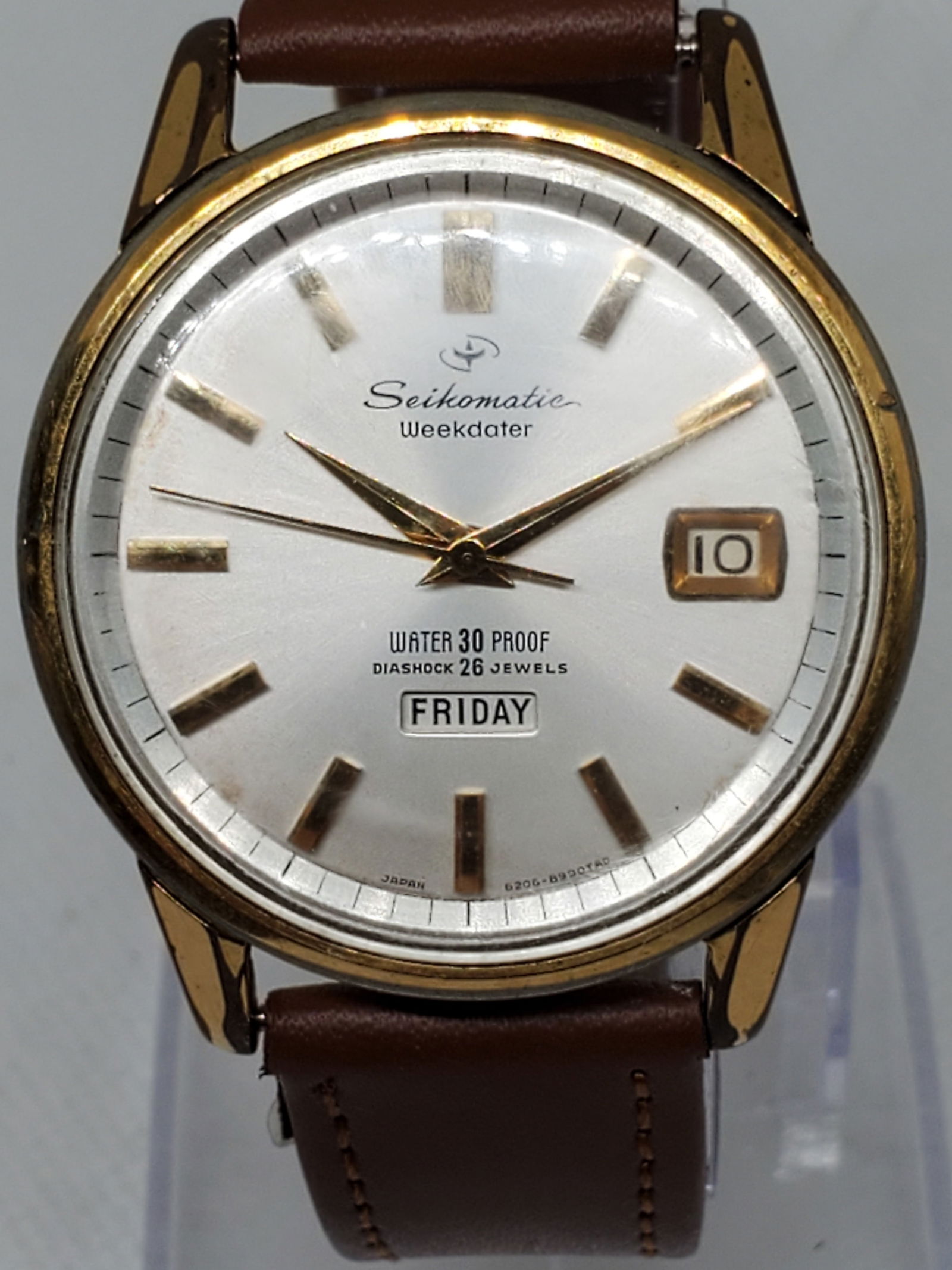 Vintage Seiko Seikomatic Weekdater 6206-8990 Automatic 26 Jewels Gold Plated 37mm, circa 1965-1967: This elegant Seiko Seikomatic Weekdater 6206-8990 embodies the sophistication and reliability that made Seiko one of the most respected names in horology. Featuring a gold-plated case and a refined si