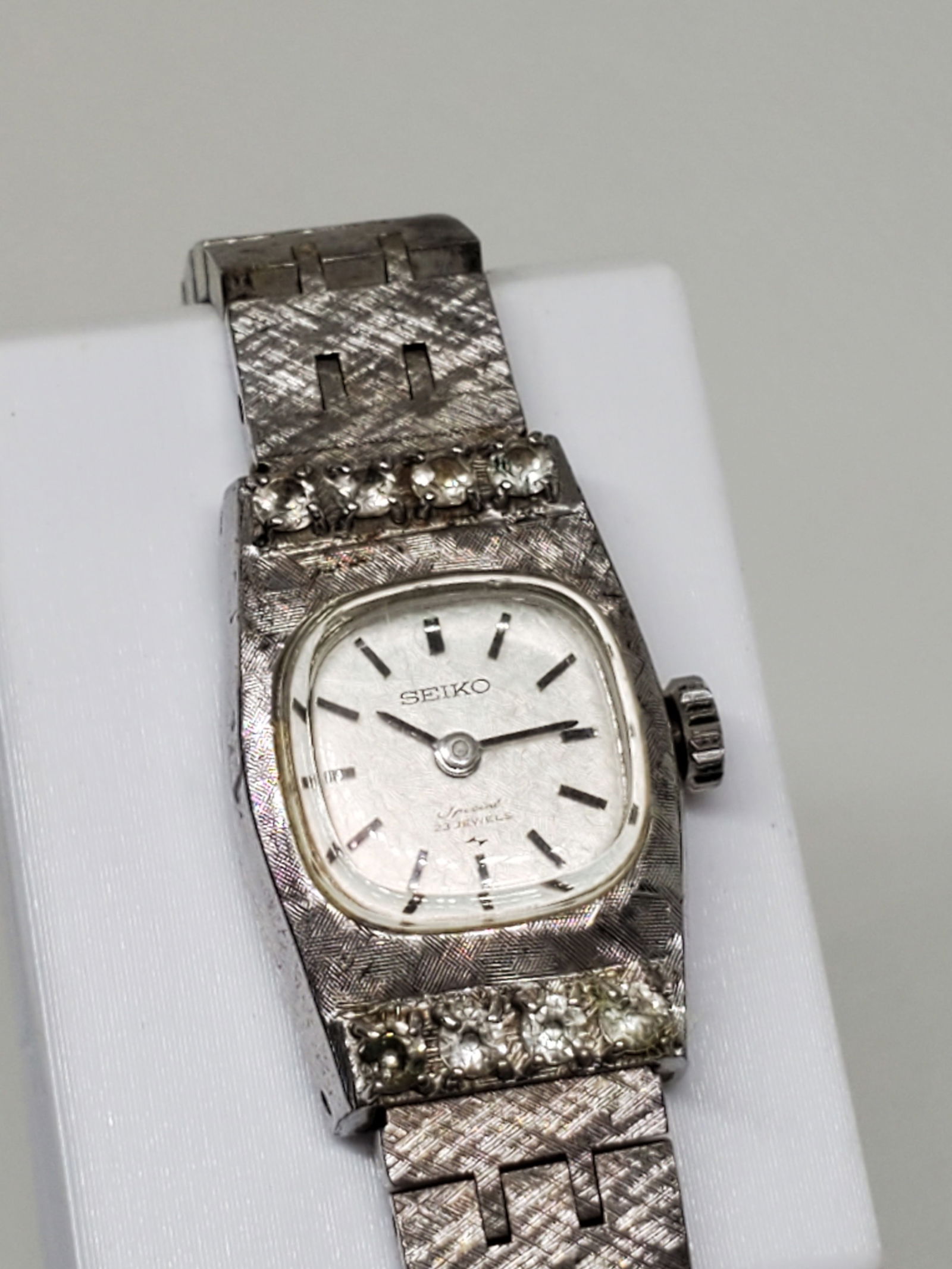 Seiko Ladies White Gold Plated Watch, Manual, 1971: Working condition Seiko 1140 3000, a refined expression of luxury and elegance perfect for the discerning watch lover. This timepiece features a striking rectangular case adorned with dazzling rhinest