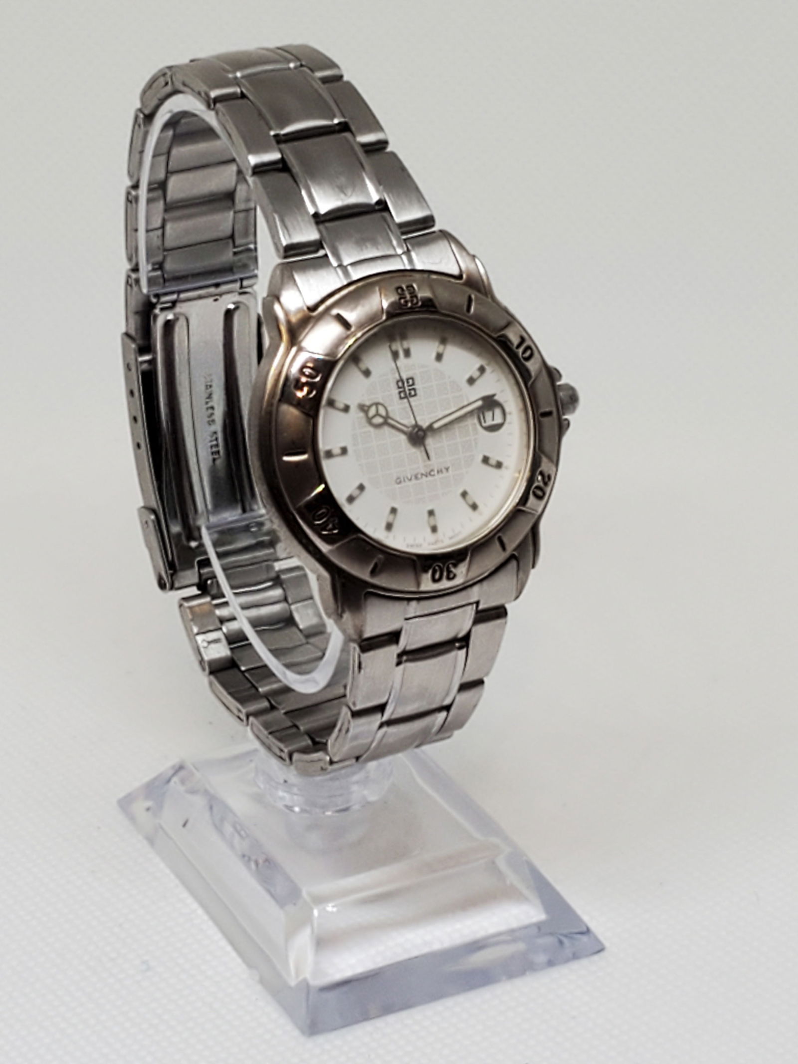 Givenchy Life: Working condition Givenchy Life LT.19.XVI is a luxury timepiece that combines the brand?s iconic elegance with modern style. The distinctive square pattern dial, complete with a date function, offers