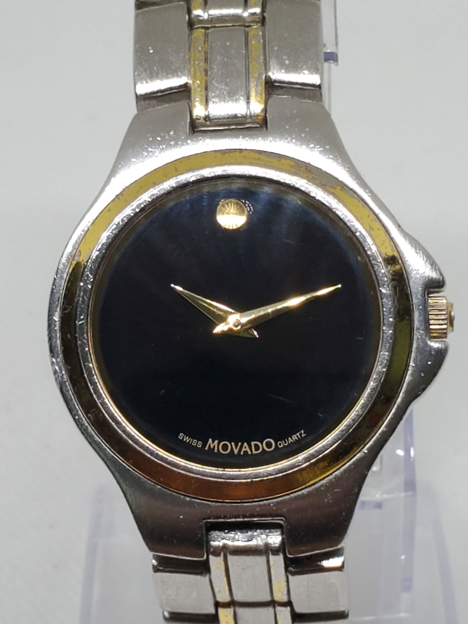 Movado Museum Mens Watch, 1990s: Add a touch of timeless sophistication to your collection with this Movado Museum 86.A1.816.2 running , a stunning example of minimalist elegance and enduring craftsmanship. Designed as a refined dres