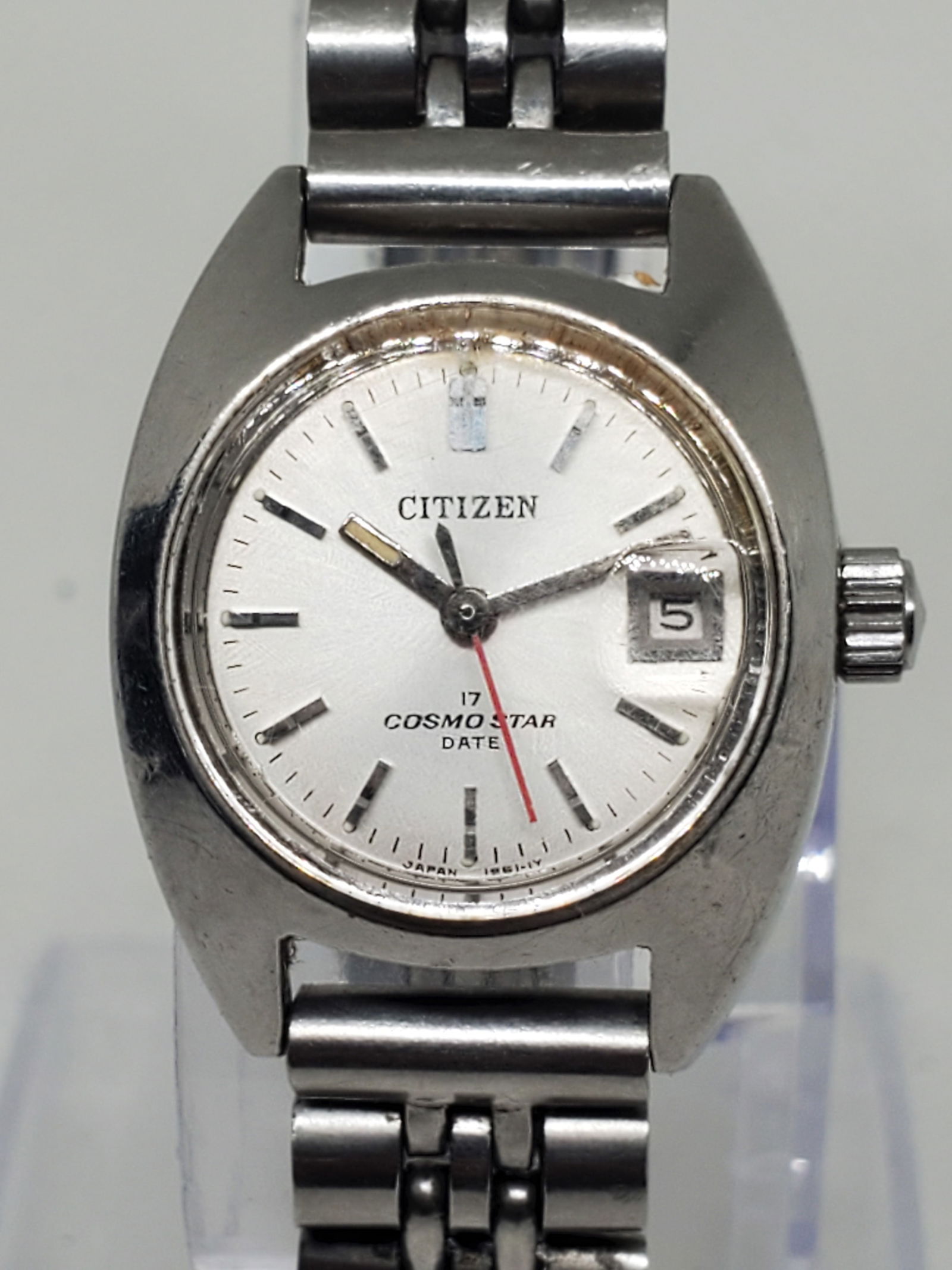 Vintage Citizen Cosmo Star Automatic 17 Jewels Silver Dial, circa 1971 to 1973: This elegant Citizen Cosmo Star CSDS 1701K showcases the enduring quality and prestige of Japanese watchmaking. Featuring a silver tone stainless steel case, refined silver dial with date window, and