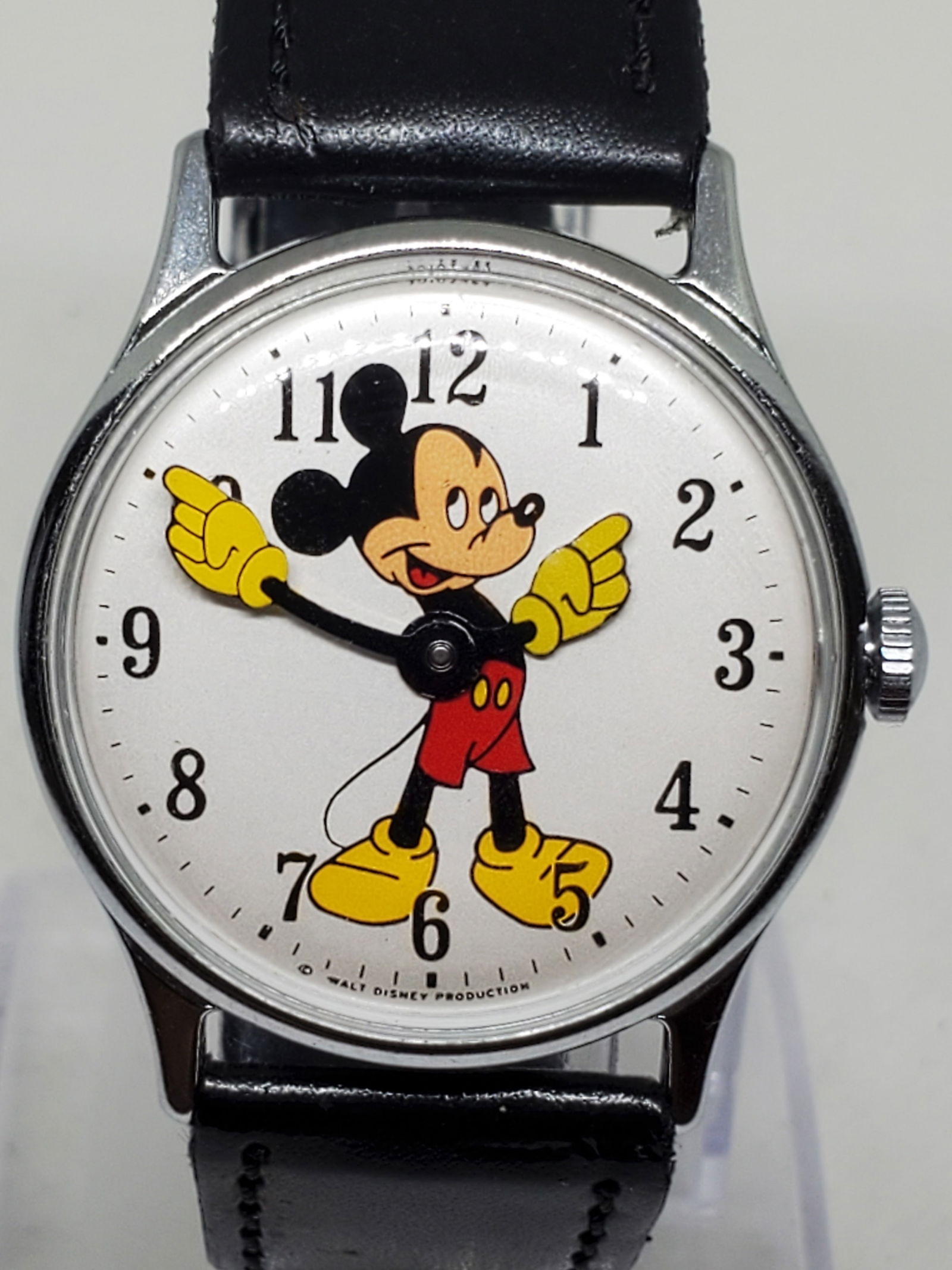 Vintage Ingersoll Mickey Mouse Manual Wind Watch Walt Disney 32mm Working, 1970s: This charming vintage Ingersoll Walt Disney Productions watch features the iconic Mickey Mouse character, whose arms move to indicate the time ? a delightful combination of nostalgia and functionality