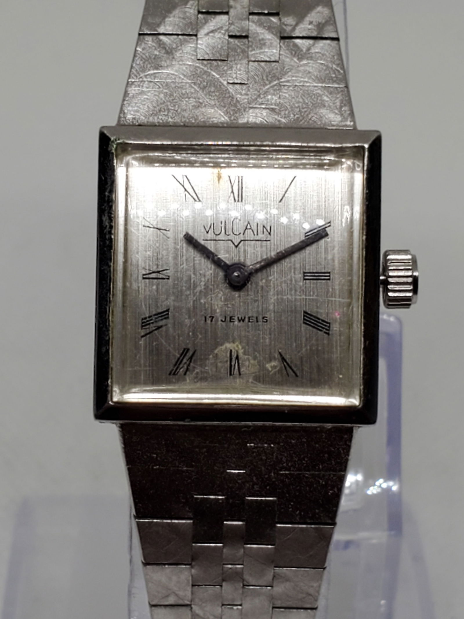 Vulcain Squareline 17 Jewels Manual Silver Dial Vintage Dress Watch Swiss, 1970s: Add a touch of vintage elegance to your collection with this exquisite Vulcain Squareline ladies' watch, running. Featuring a silver-tone 21mm square case, this luxury timepiece showcases a brushed si