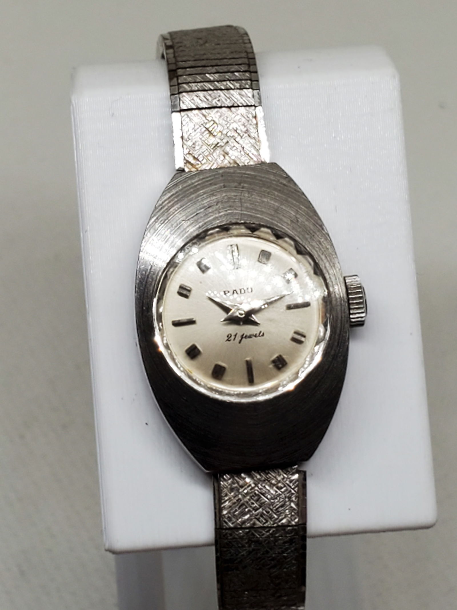 Rado Silver Tone Manual Watch, 1970s: Working condition Rado A47364, a timepiece that embodies the perfect fusion of vintage luxury and precise craftsmanship. Featuring a sleek silver tone case 0.75" x 1.06" (19 mm x 27mm) and dial, this
